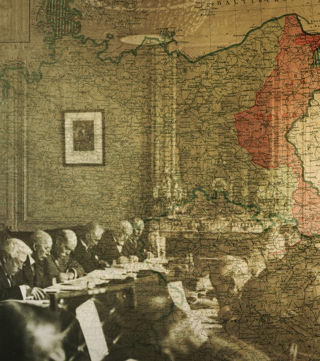 Mitglieder eines Komitees, die sich Dokumente für den Friedensvertrag von Versailles