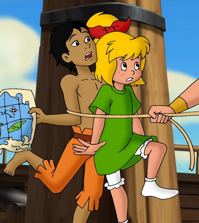 Bibi wird mit einem Jungen zusammen von einem Piraten an den Schiffsmast gefesselt. Der Junge hält eine Schatzkarte in der Hand.