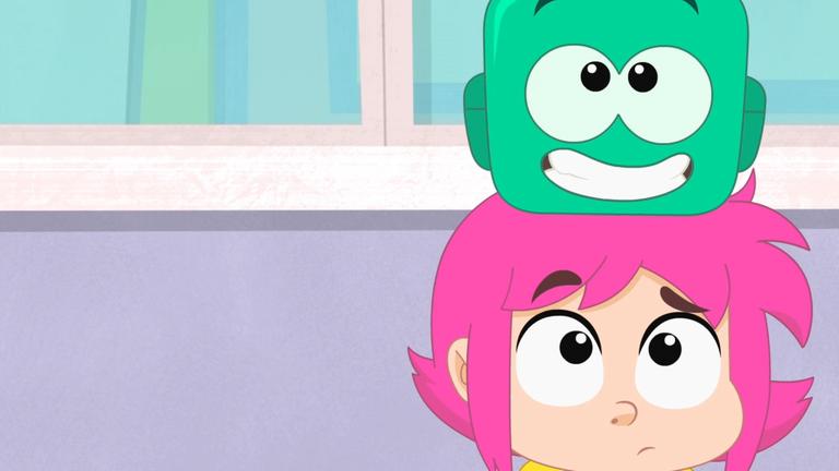 Rebecca hat Ernest in Form eines Rucksacks auf dem Kopf.