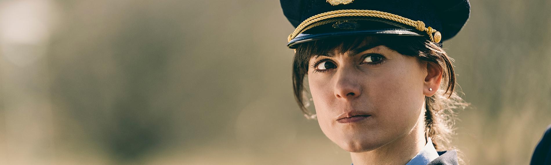 Kati (Karin Franz Körlof) in Nahaufnahme in Uniform.