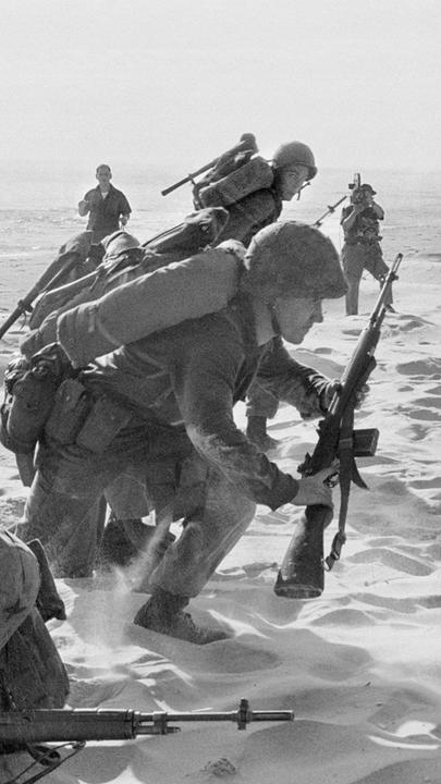 "Der Vietnamkrieg (1) Der Kalte Krieg": US-Streitkräfte landen am Strand in Vietnam.