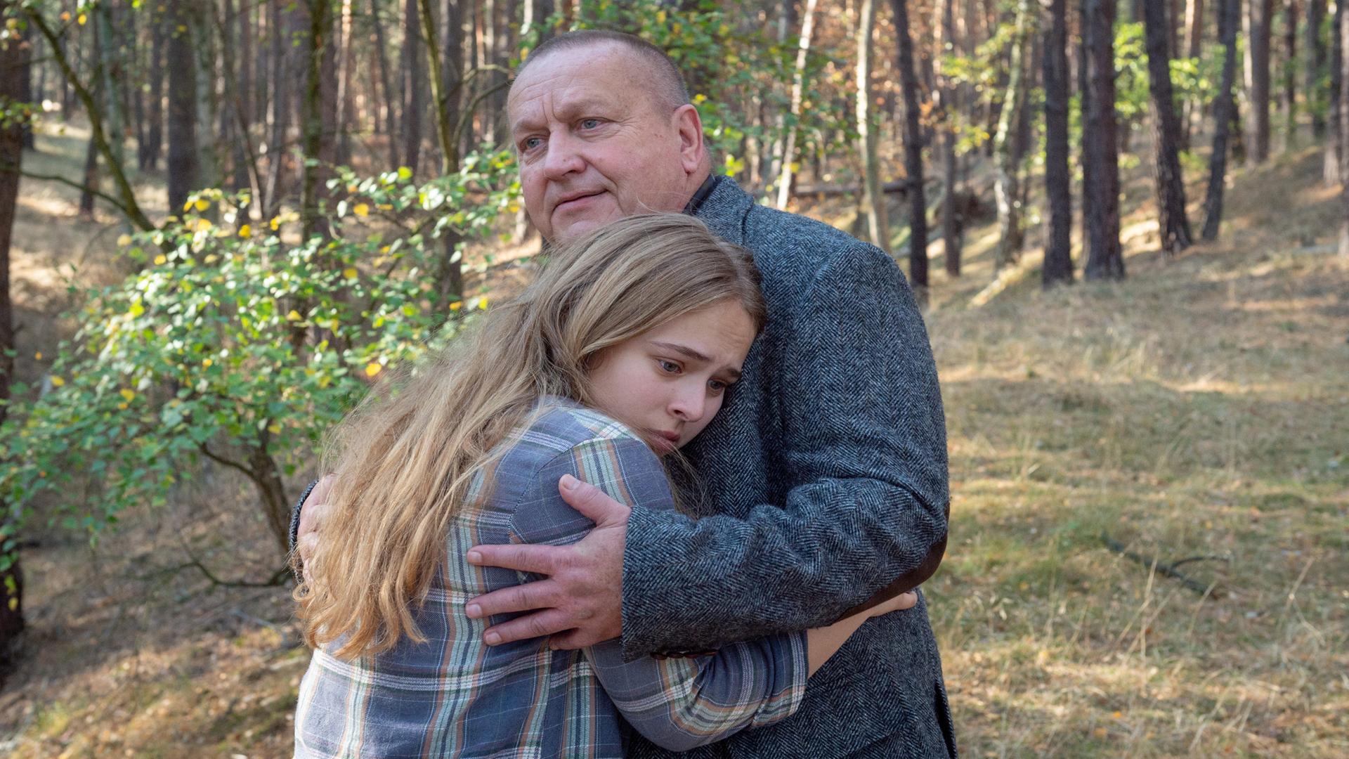 Reuter (Udo Kroschwald, r.) kümmert sich um Jule Faber (Ella Zirzow, l.)