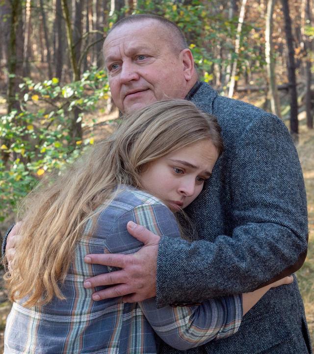Reuter (Udo Kroschwald, r.) kümmert sich um Jule Faber (Ella Zirzow, l.)