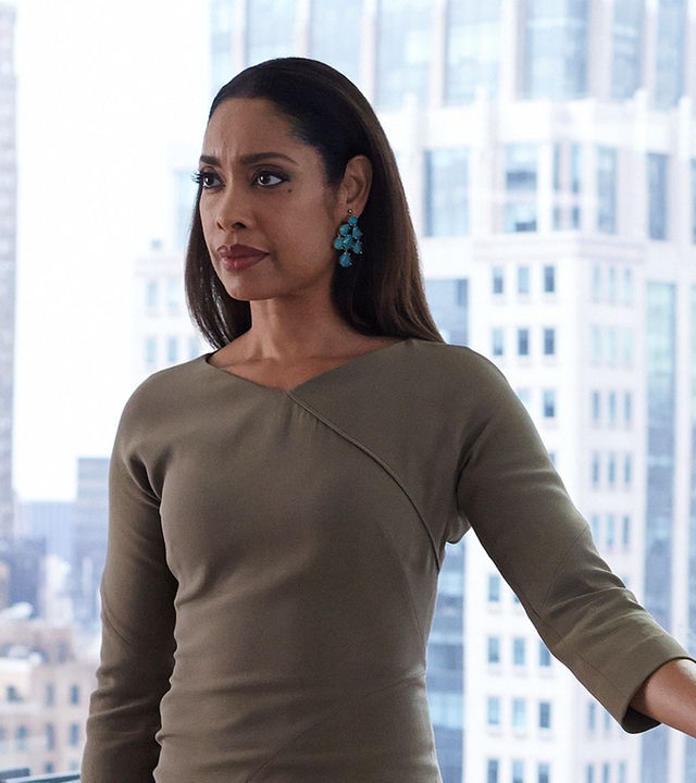 "Suits - Der Weg ist das Ziel": Jessica (Gina Torres) steht in ihrem Büro hinter ihrem Schreibtisch und hat eine Hand auf der Stuhllehne gelegt. Durch die Glasfront sind die Hochhäuser New Yorks im Hintergrund zu erkennen.