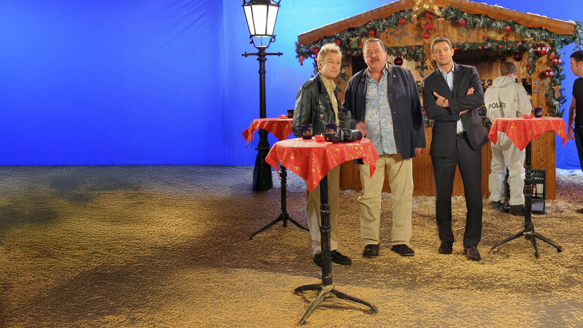 "Die Rosenheim-Cops - Der Weihnachtsmann ist tot": Kommissar Hansen (Igor Jeftic), Kommissar Hofer (Joseph Hannesschläger) und Polizist Mohr (Max Müller) im Fotostudio.