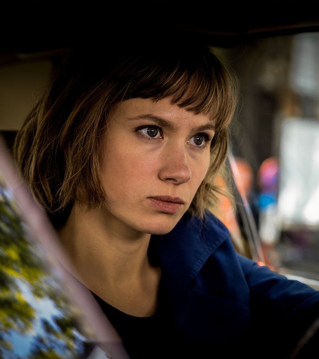 Doro Decker (Alina Levshin) sitzt im Auto auf dem Fahrersitz und schaut angespannt nach vorne.