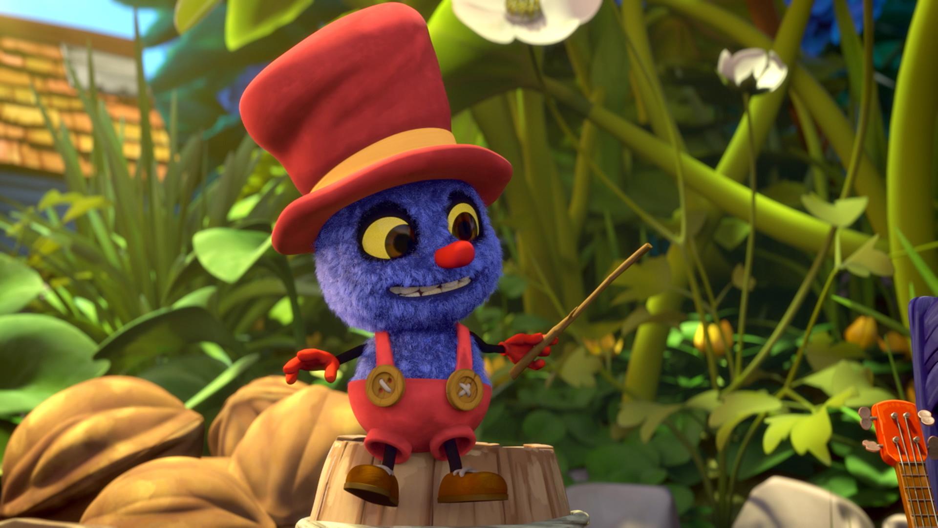 Klaus sitzt auf einem Baumstamm und hält einen Stock in der Hand. Er sieht glücklich aus.