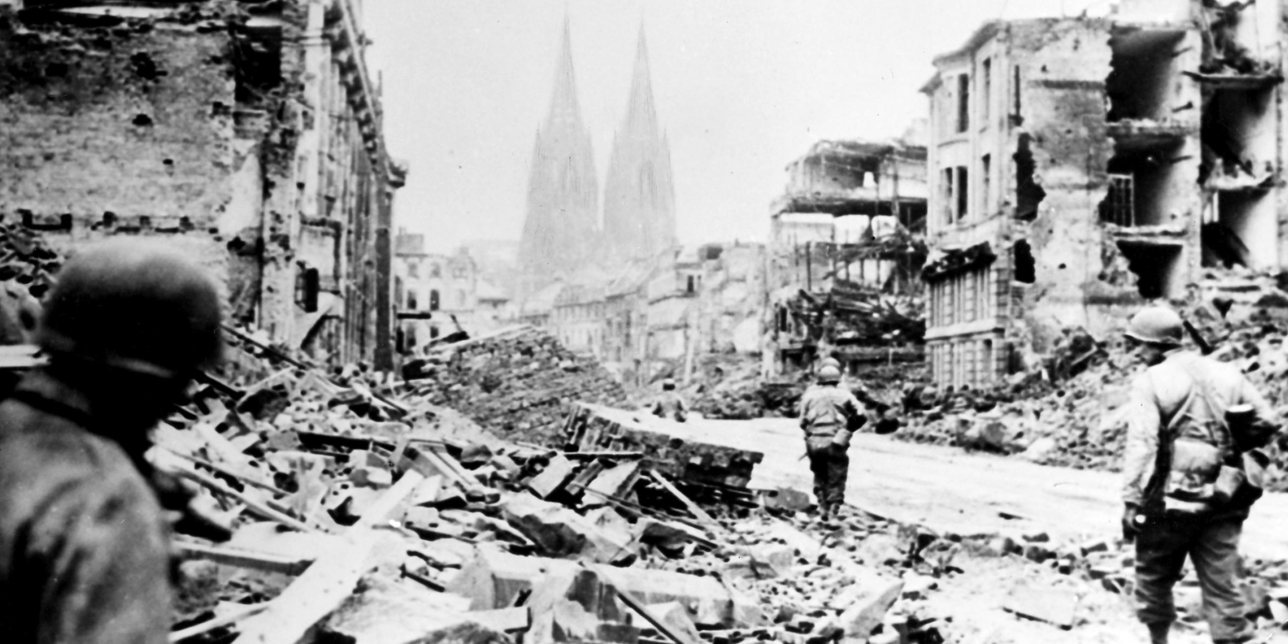 Archiv: Soldaten im zerstörten Köln