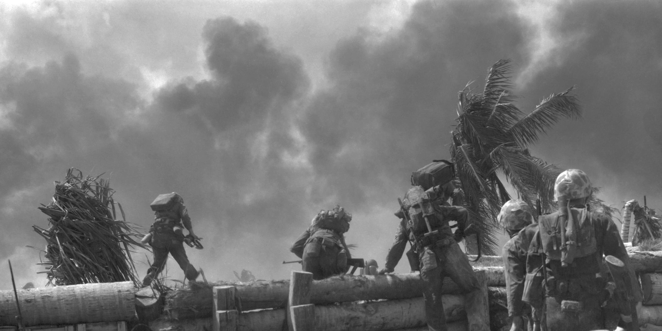 "Der Zweite Weltkrieg: Der Weg in den Untergang": Schwarz-Weiß-Aufnahme: Amerikanische Soldaten liegen in einer Stellung aus Baumstämmen im Sand.
