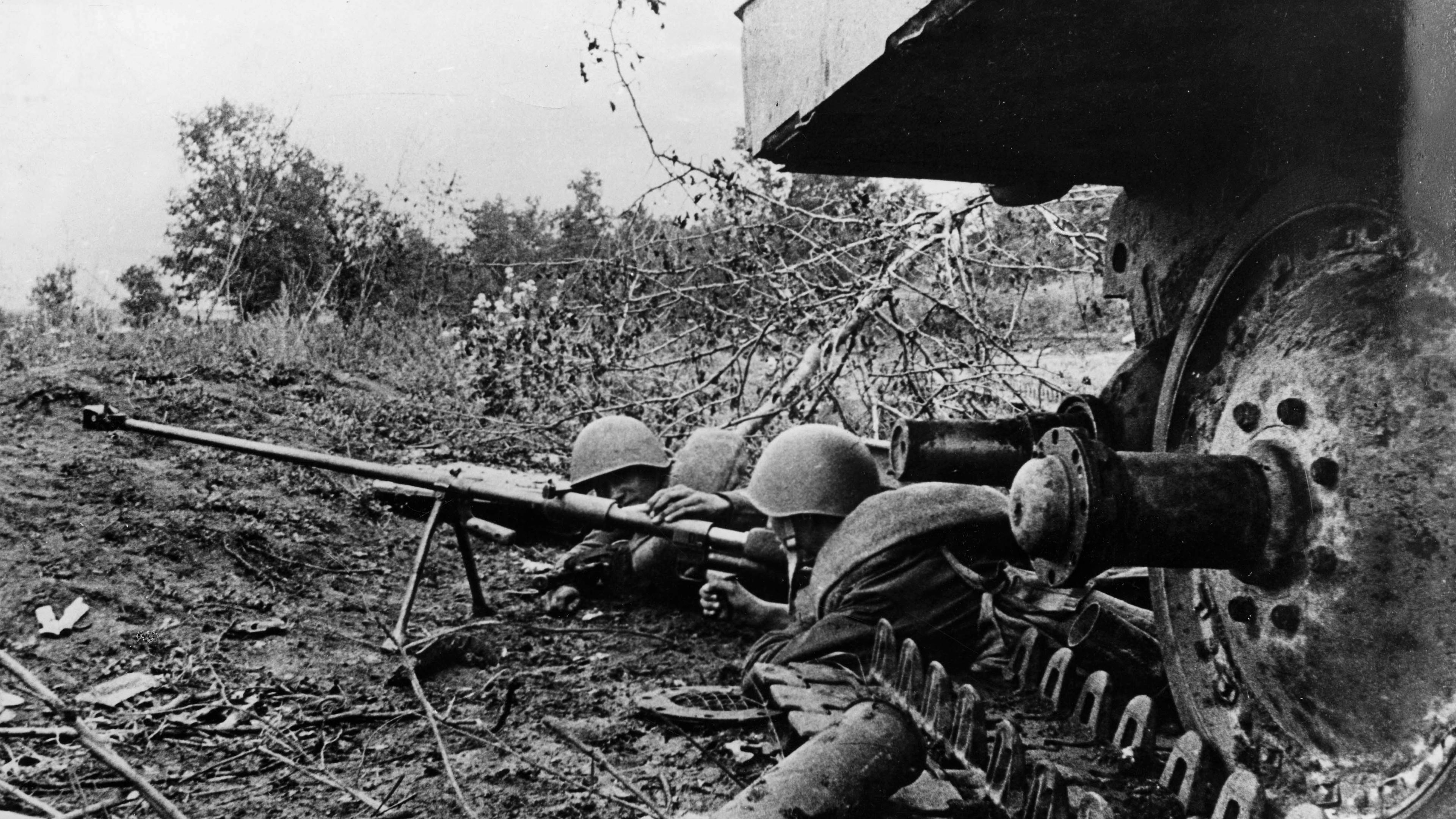 "Der Zweite Weltkrieg: Totaler Krieg": Schwarz-Weiß-Foto: Zwei Rotarmisten liegen neben einem Panzer in Stellung.