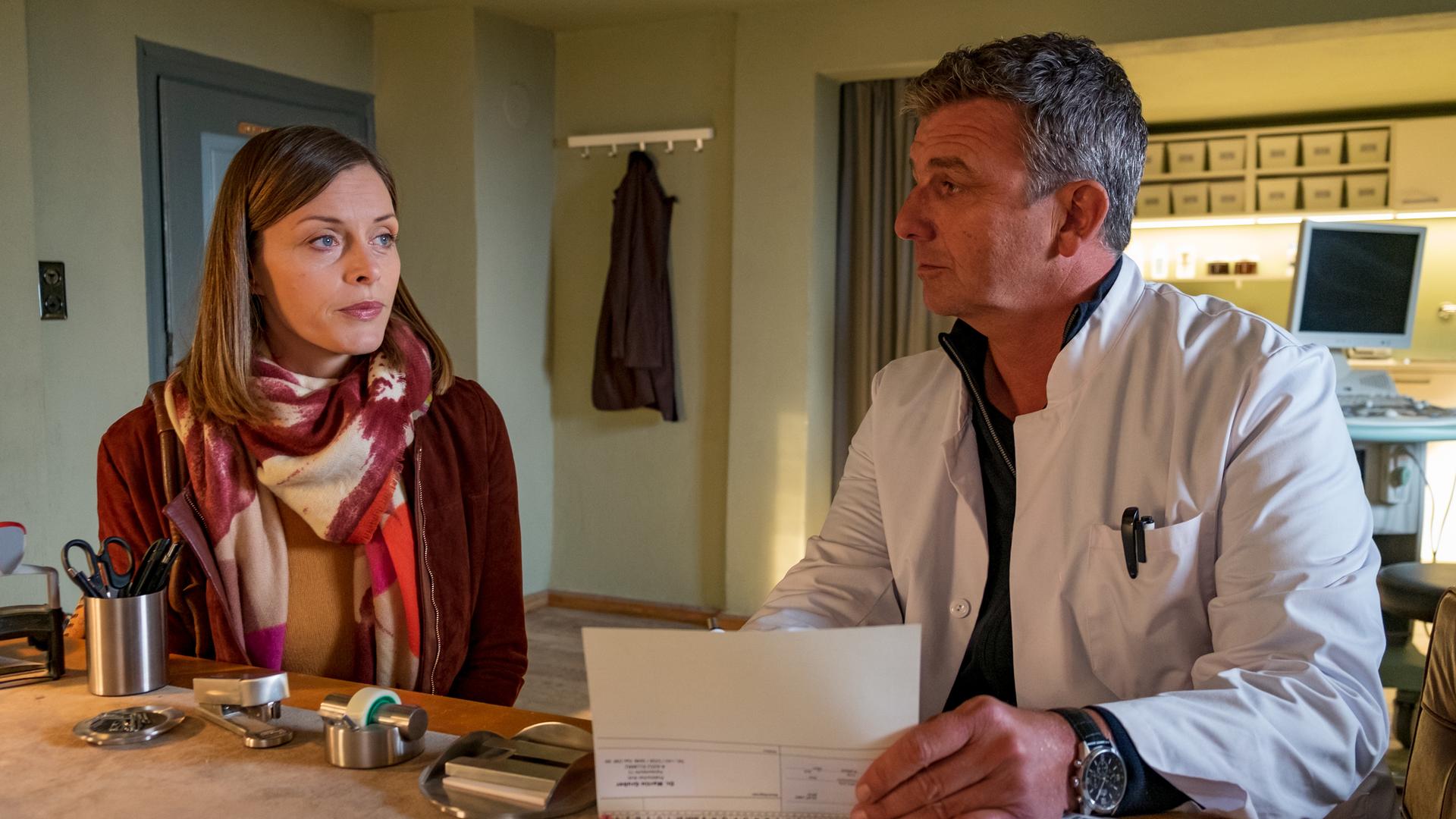 Annette Tauber (Alma Leiberg) und Dr. Martin Gruber (Hans Sigl)