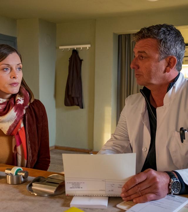 Annette Tauber (Alma Leiberg) und Dr. Martin Gruber (Hans Sigl)