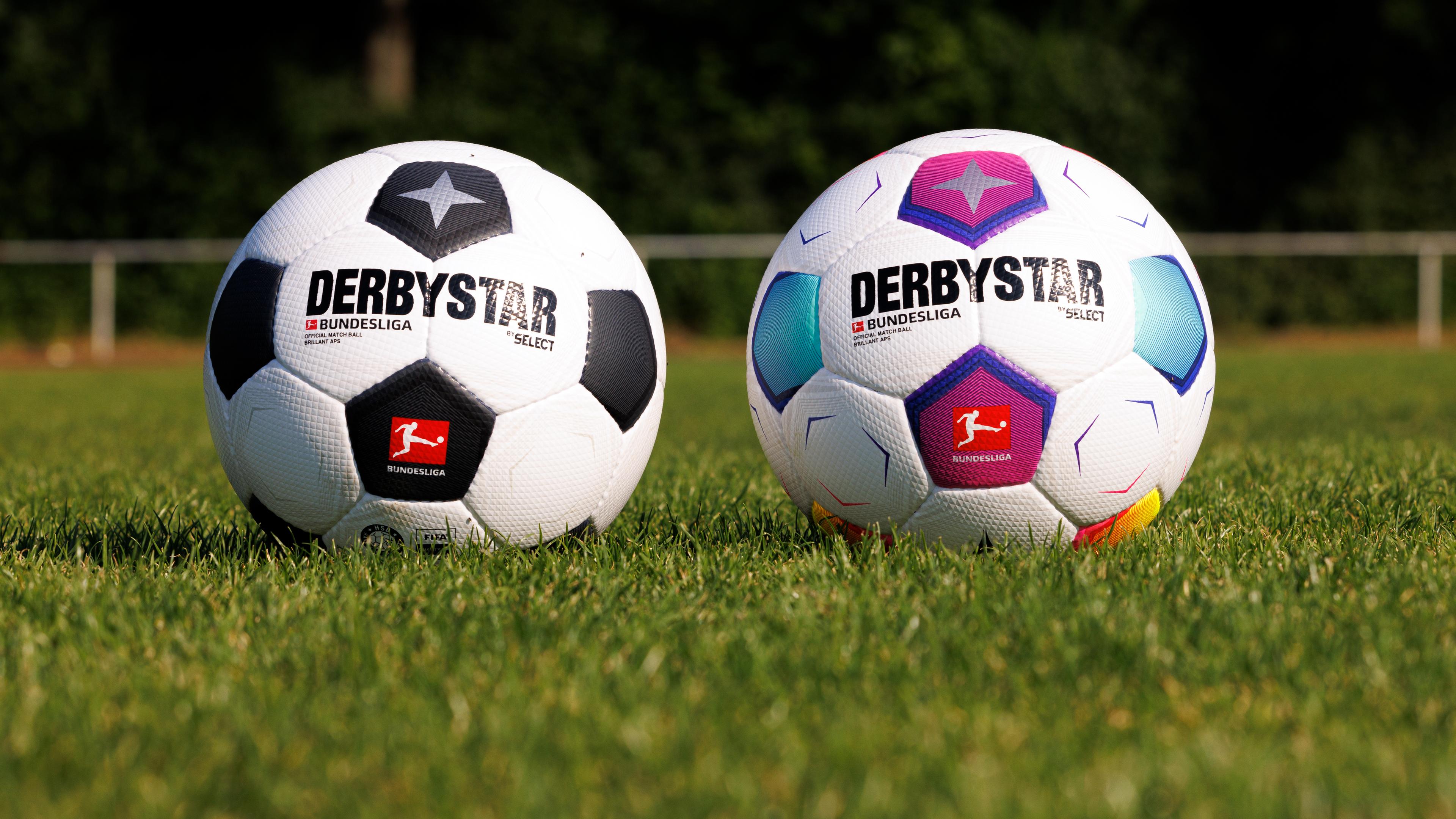 Rechts der Derbystar-Ball für die Bundesliga 2023/24 in bunt und links eine schwarz-weiße Version