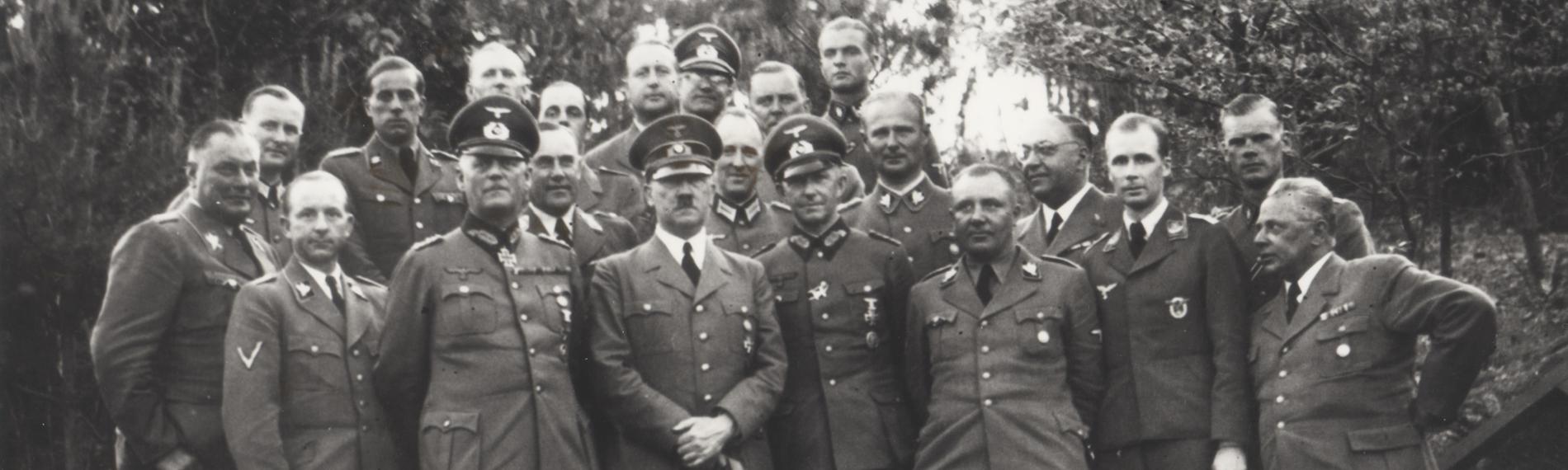 "Der Zweite Weltkrieg: Angriff auf Europa": Schwarz-Weiß-Foto: Adolf Hitler posiert eingereiht von 20 hohen deutschen Offizieren und Generälen für ein Gruppenbild.