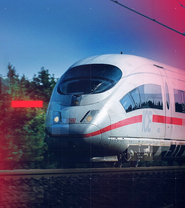 Ein moderner weißer ICE-Hochgeschwindigkeitszug der Deutschen Bahn fährt auf einer Bahnstrecke durch eine bewaldete Landschaft. Über das digital bearbeitete Bild sind halbtransparente rote und blaue Grafikelemente sowie ein feines grafisches Raster-Overlay gelegt, wodurch ein modernes, redaktionelles Erscheinungsbild entsteht.