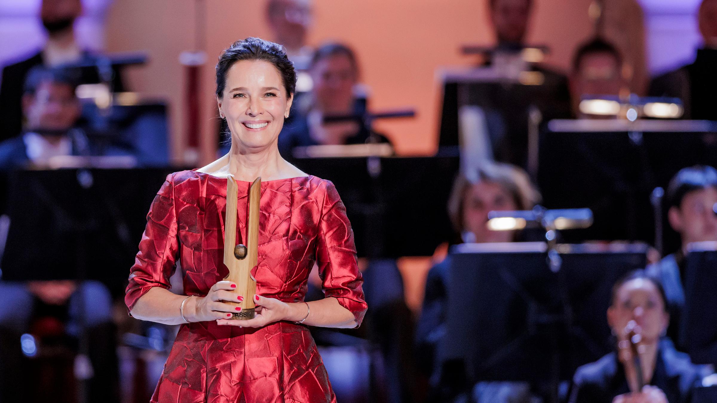 Moderatorin des Opus Klassik 2024 Désirée Nosbusch im roten Kleid