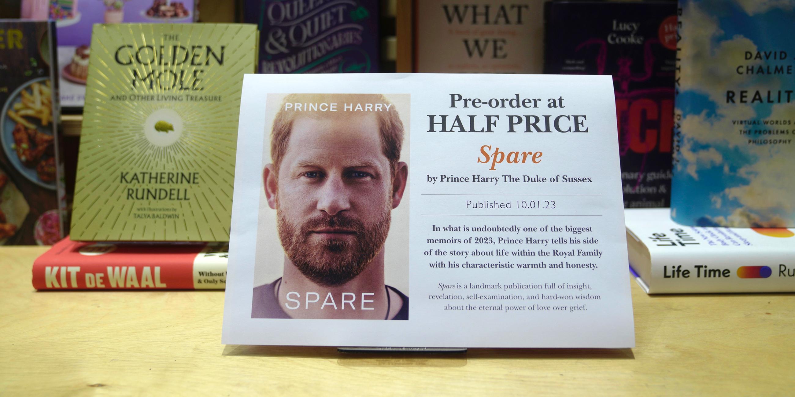 Ein Werbeplakat für die Biografie von Prinz Harry mit dem Titel "Spare" wird in einer Buchhandlung ausgestellt. 