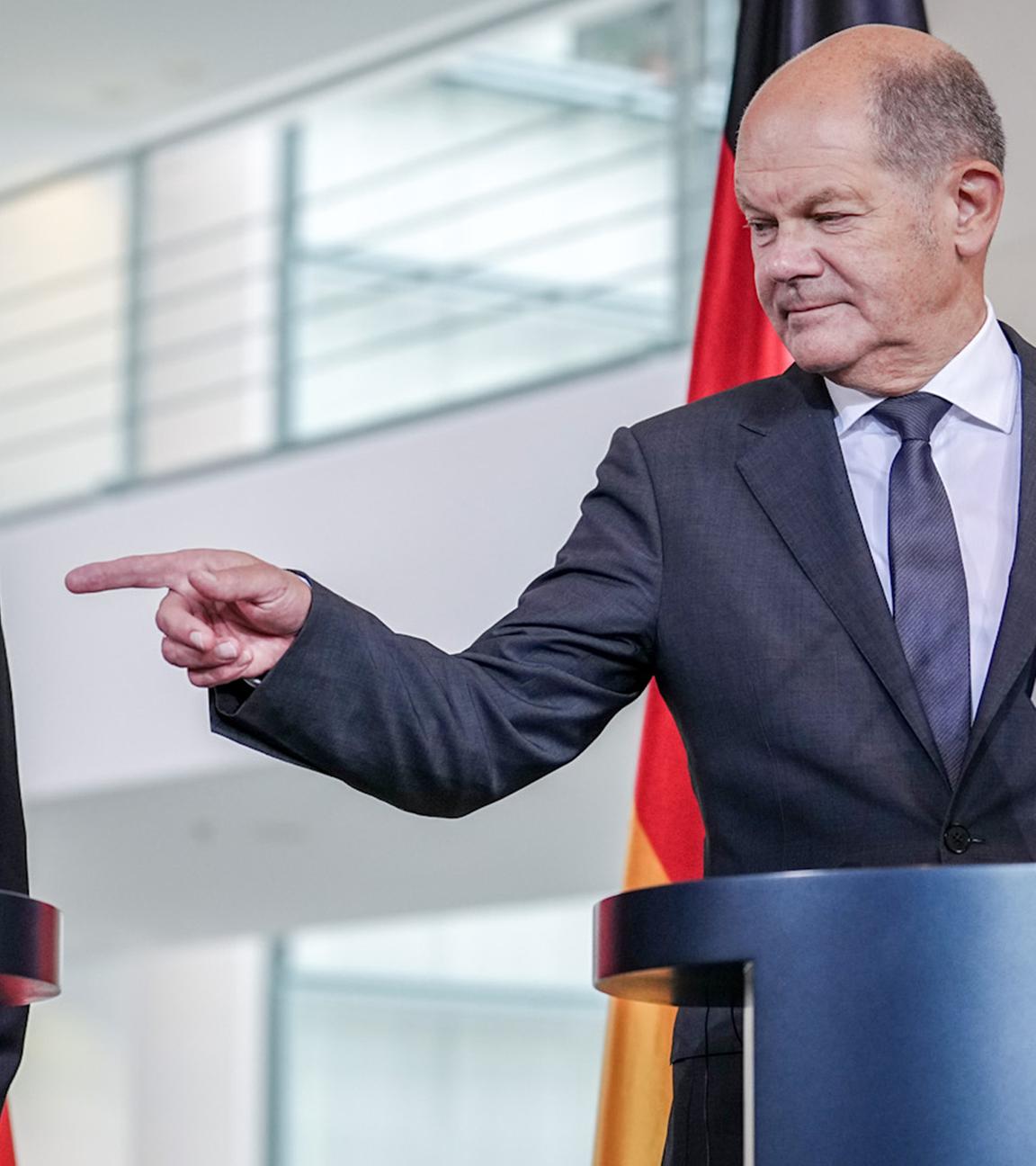 Olaf Scholz und Li Qiang, Ministerpräsident von China, geben bei den deutsch-chinesischen Regierungskonsultationen im Bundeskanzleramt ein Pressestatement.