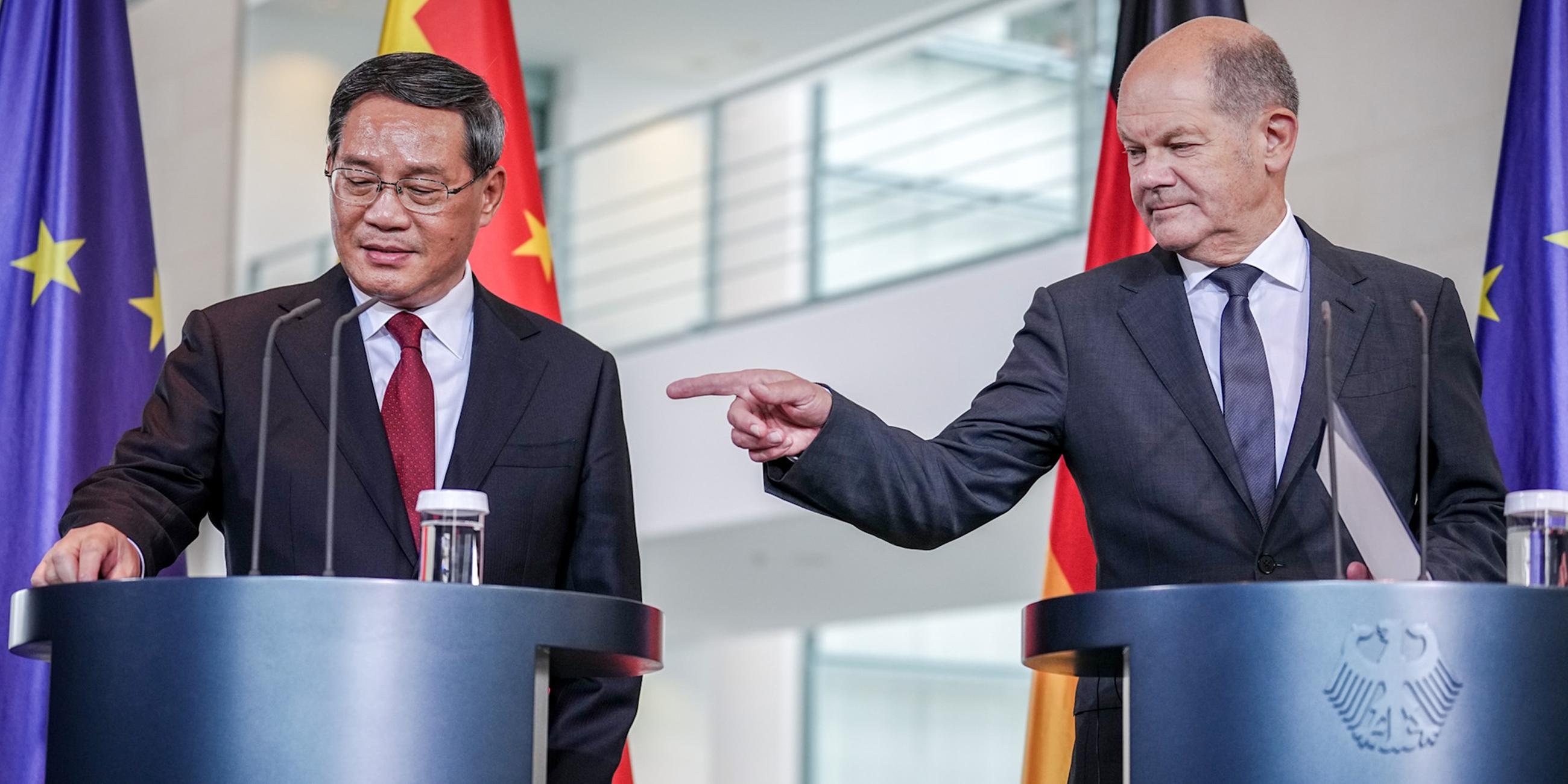 Olaf Scholz und Li Qiang, Ministerpräsident von China, geben bei den deutsch-chinesischen Regierungskonsultationen im Bundeskanzleramt ein Pressestatement.