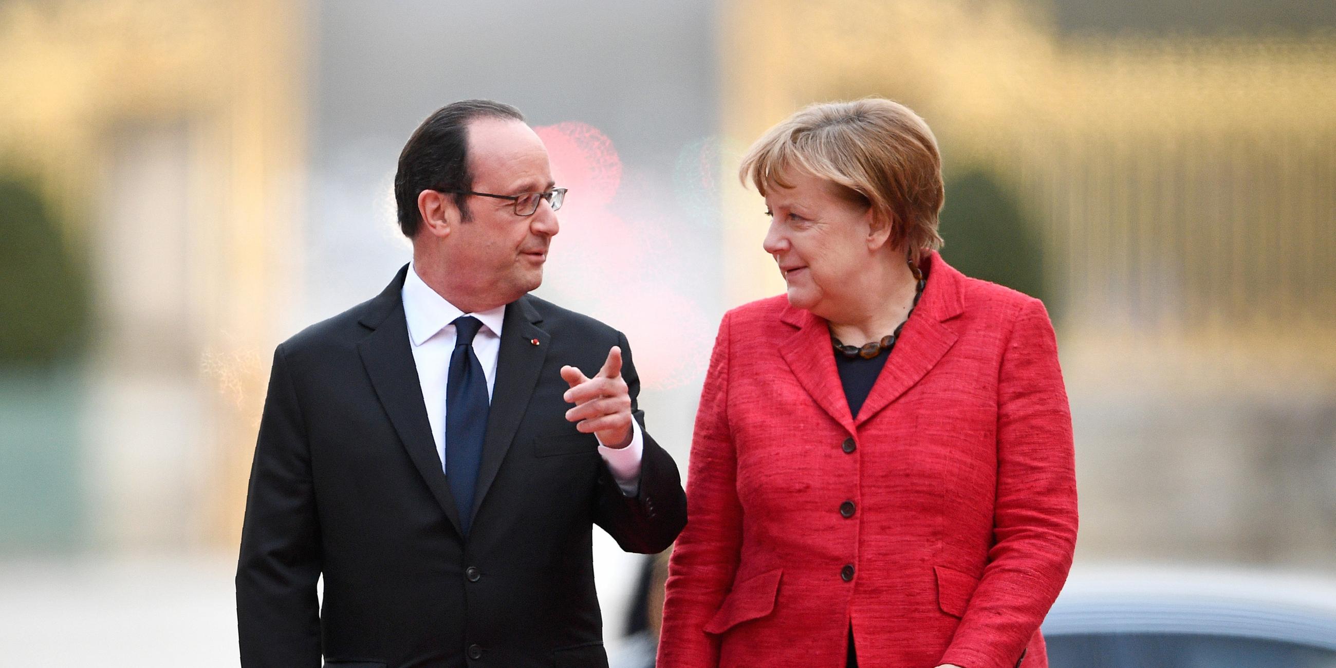 Archiv: Francois Hollande und Angela Merkel am 06.03.2017 in Versailles (Frankreich)