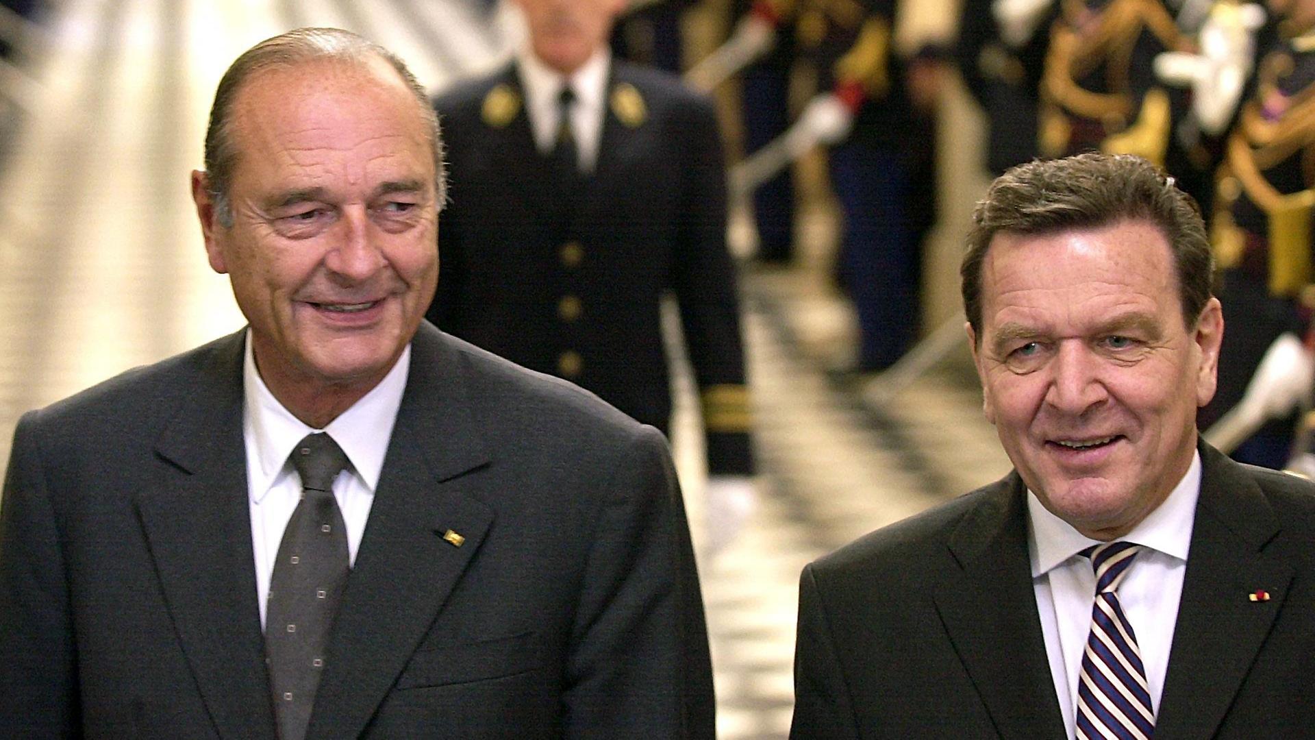 Archiv: Jacques Chirac (l.) und Gerhard Schröder (r.) am 22.01.2003 in Versailles (Frankreich)