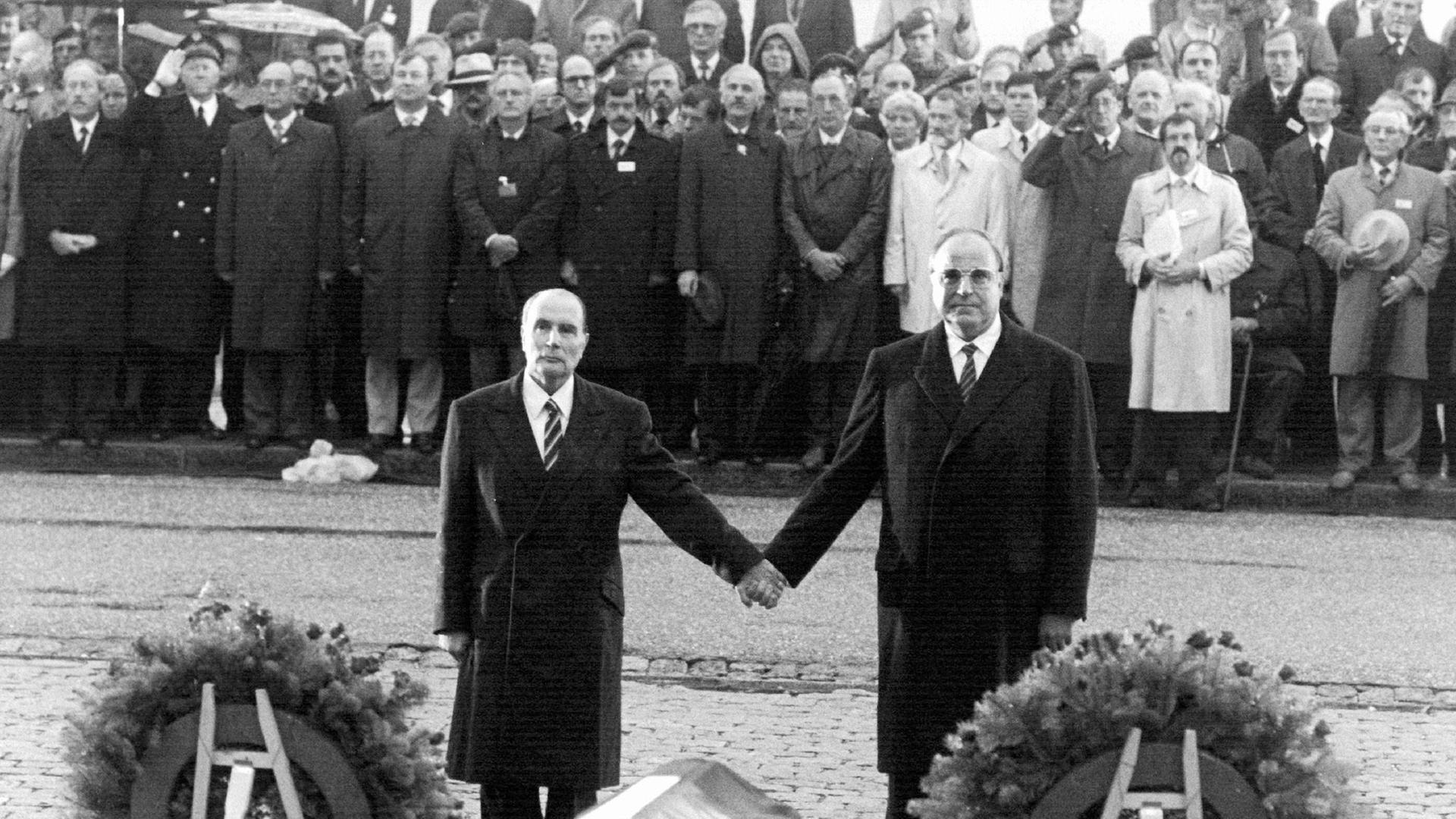 Archiv: Francois Mitterrand (l.) und Helmut Kohl (r.) am 22.09.1984 in Verdun (Frankreich)