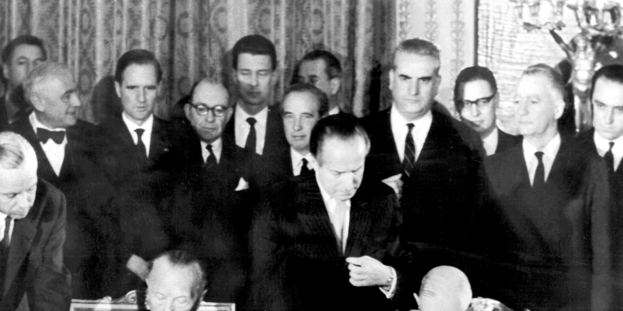 Archiv: Konrad Adenauer und Charles de Gaulle (r.) am 22.01.1963 in Paris