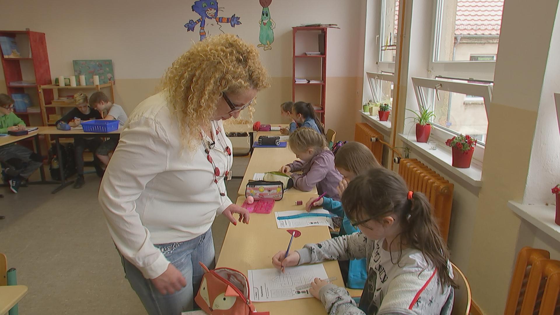 Lehrerin in Grundschulklasse mit polnischen und deutschen Kindern in der Uckermark