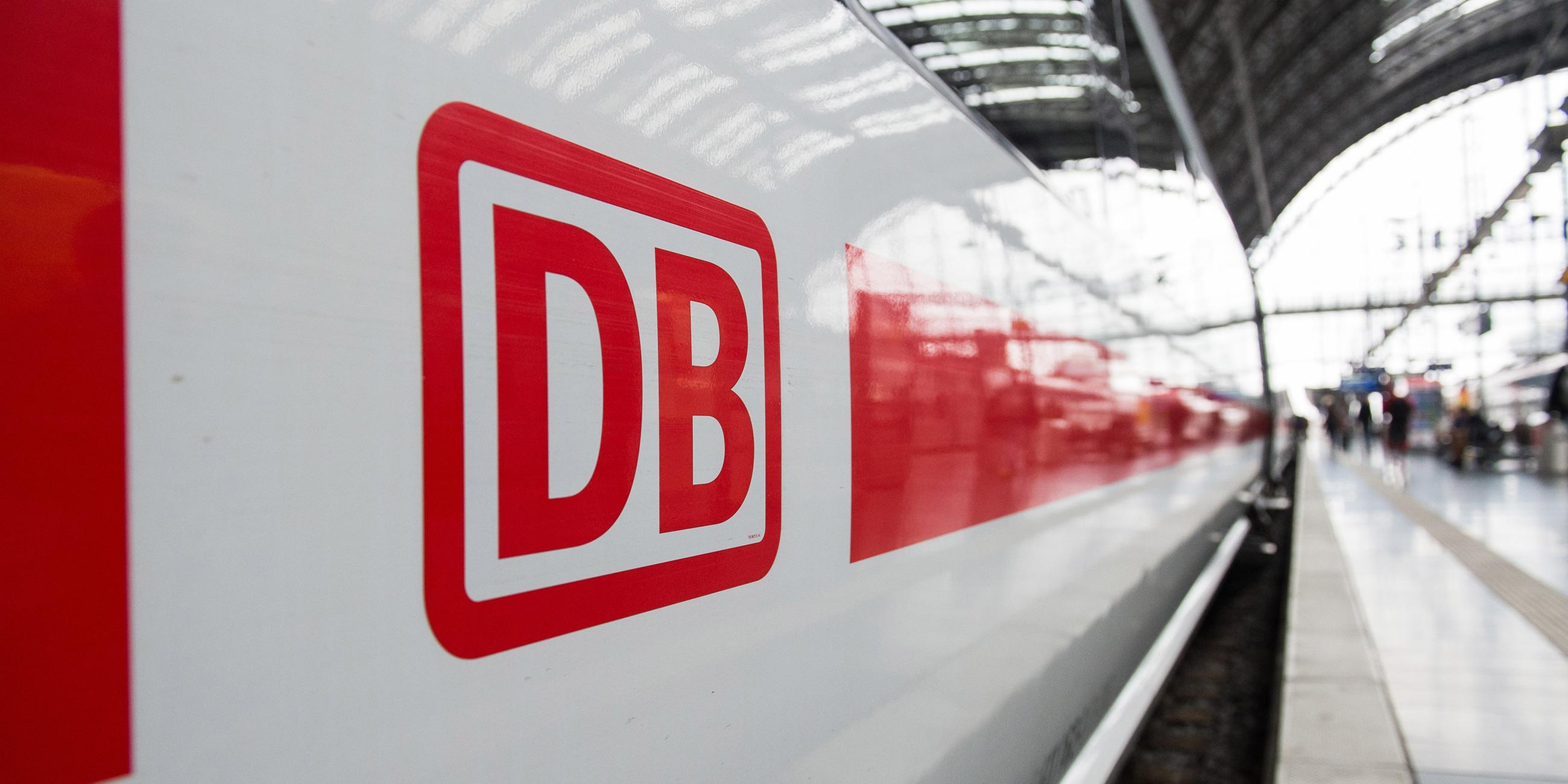 Archiv: Das Logo der Deutschen Bahn ist auf einem ICE im Hauptbahnhof in Frankfurt am 03.09.2018 zu sehen.