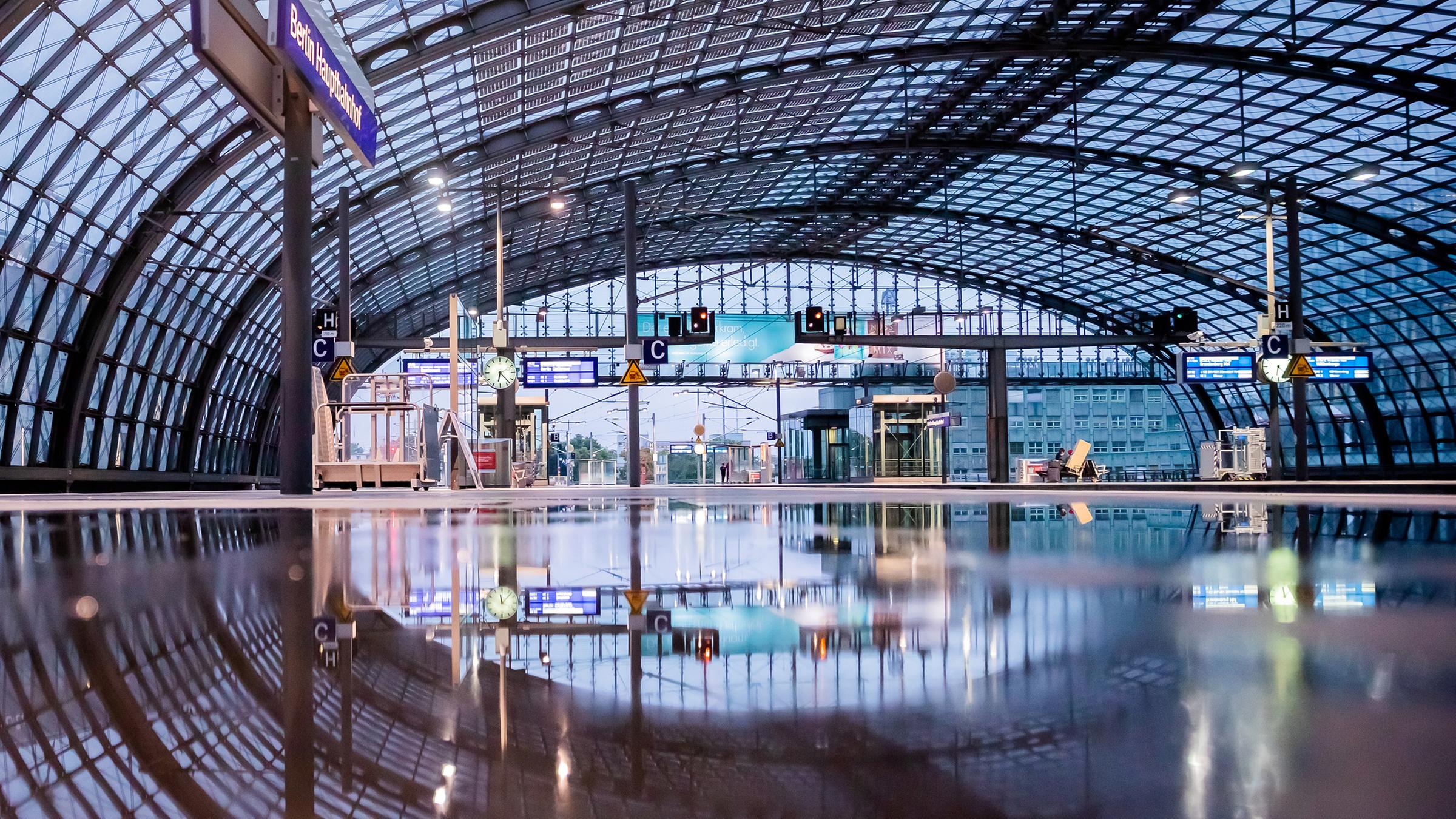 Ein Bahnsteig am Berliner Hauptbahnhof ist während des GDL-Streiks am 23.08.2021 weitgehend leer.