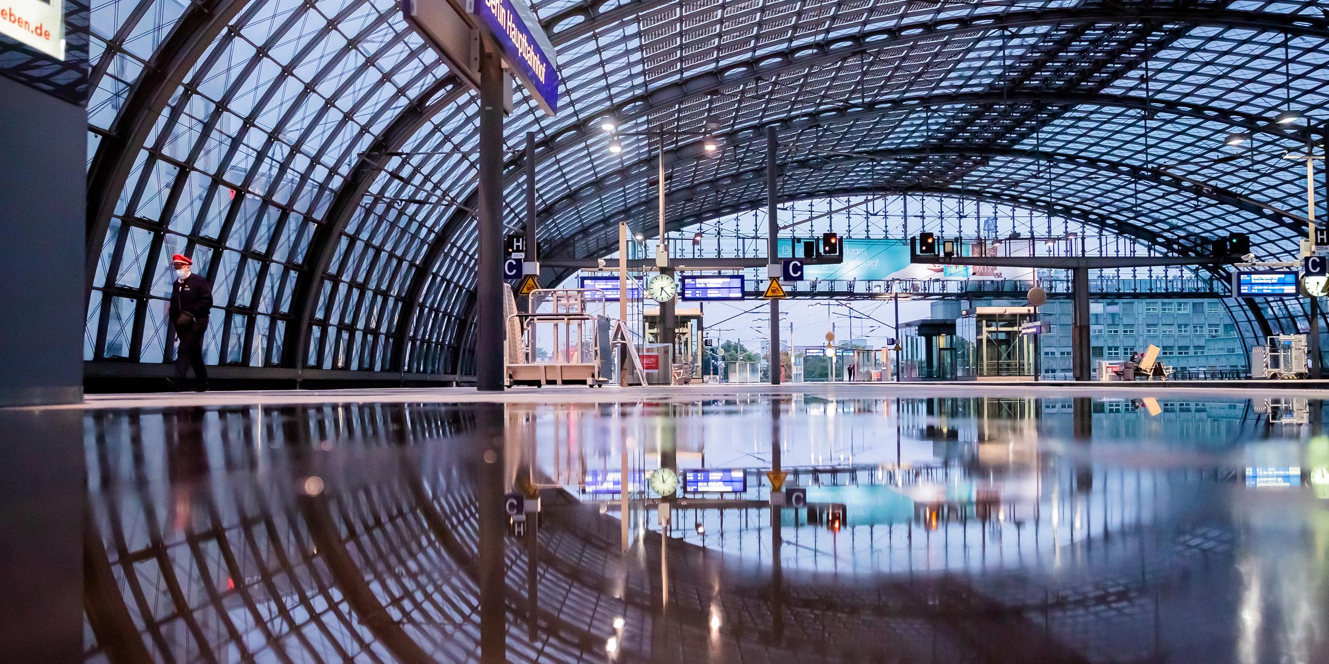 Ein Bahnsteig am Berliner Hauptbahnhof ist während des GDL-Streiks am 23.08.2021 weitgehend leer.