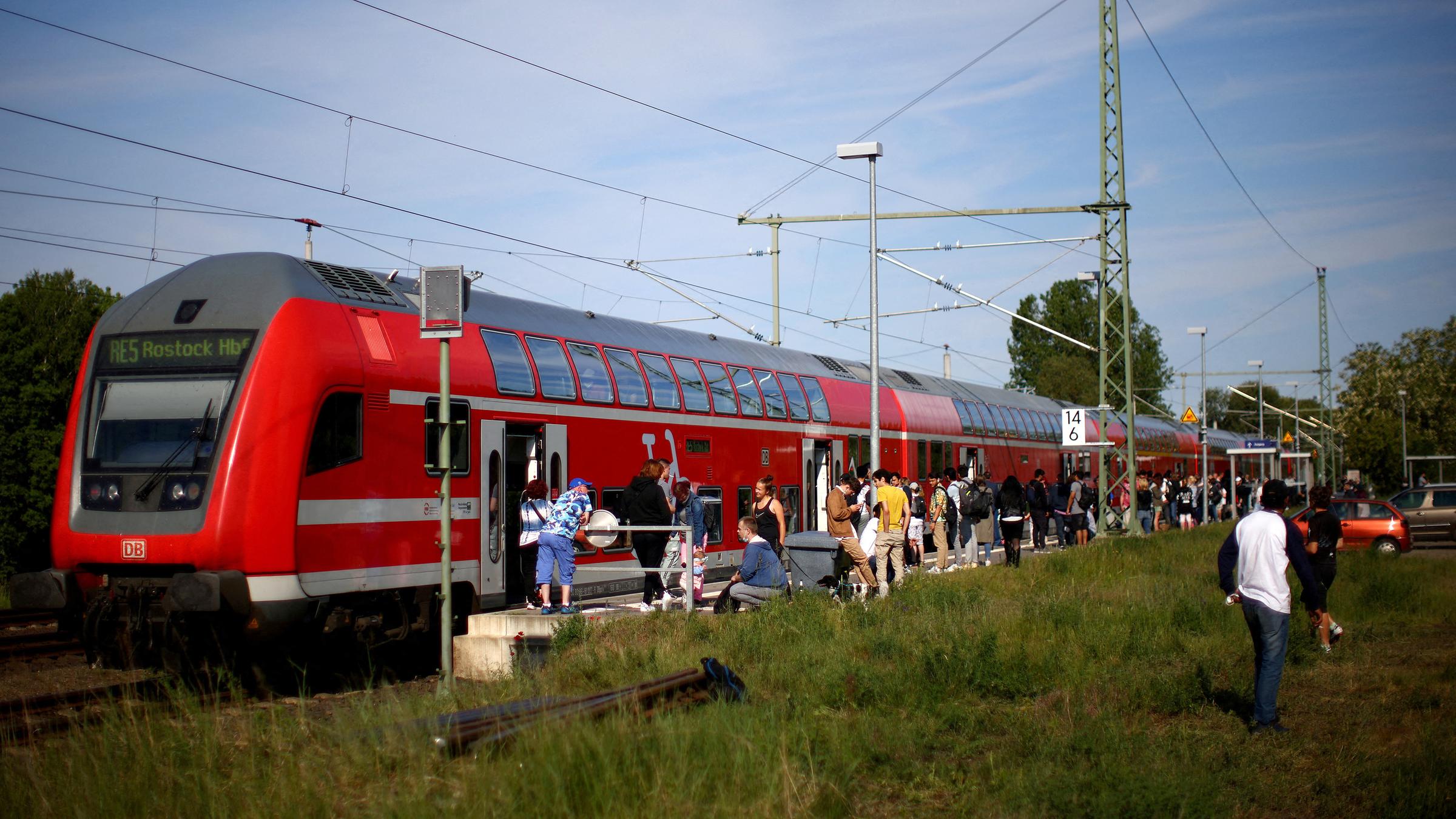 Bahnreisende warten vor einem Regionalzug nach Rostock, aufgenommen am 04.06.2022 in Kratzeburg