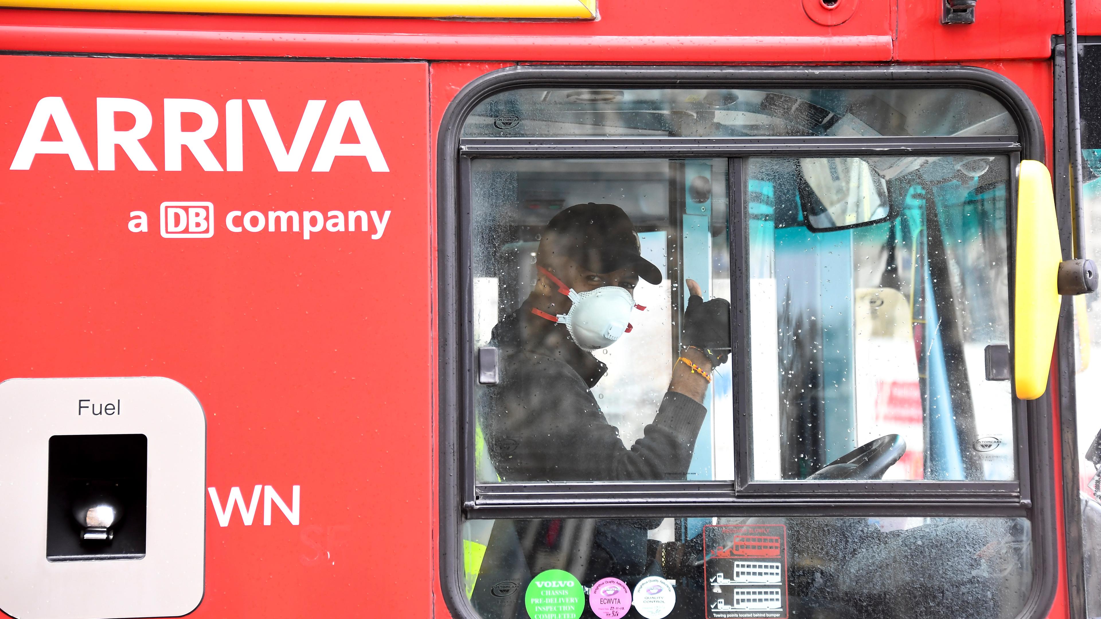 Das Logo von Arriva, der europäischen Tochtergesellschaft für öffentliche Verkehrsmittel der Deutschen Bahn, auf einem Bus in London zu sehen