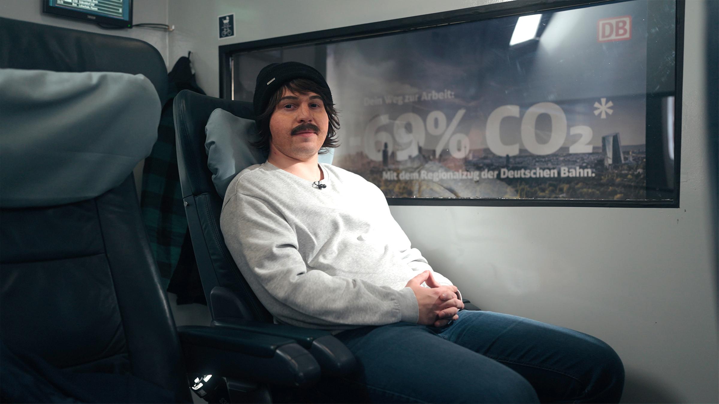"Deutsche Bahn: Die Insider": Ein ehemaliger, durch eine Maskierung verfremdeter Lokführer  sitzt in einem ICE-Abteil
