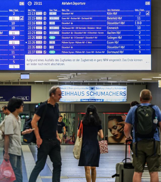 Ein Gleis voller Menschen, die aufgrund der nächtlichen Funkstörung der Deutschen Bahn gestrandet sind