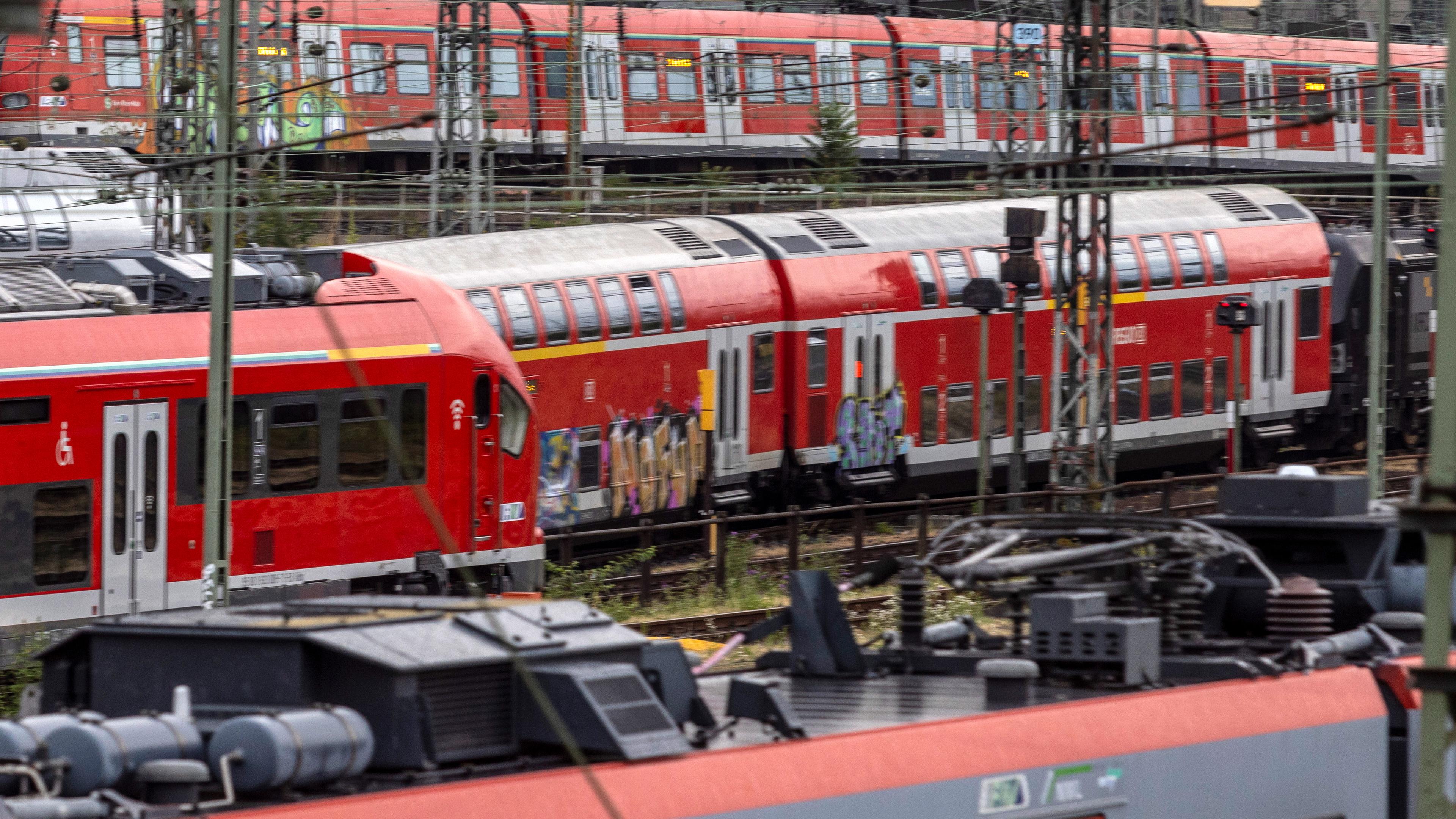 Hessen, Frankfurt/Main: Regionalzüge stehen vor dem Hauptbahnhof.