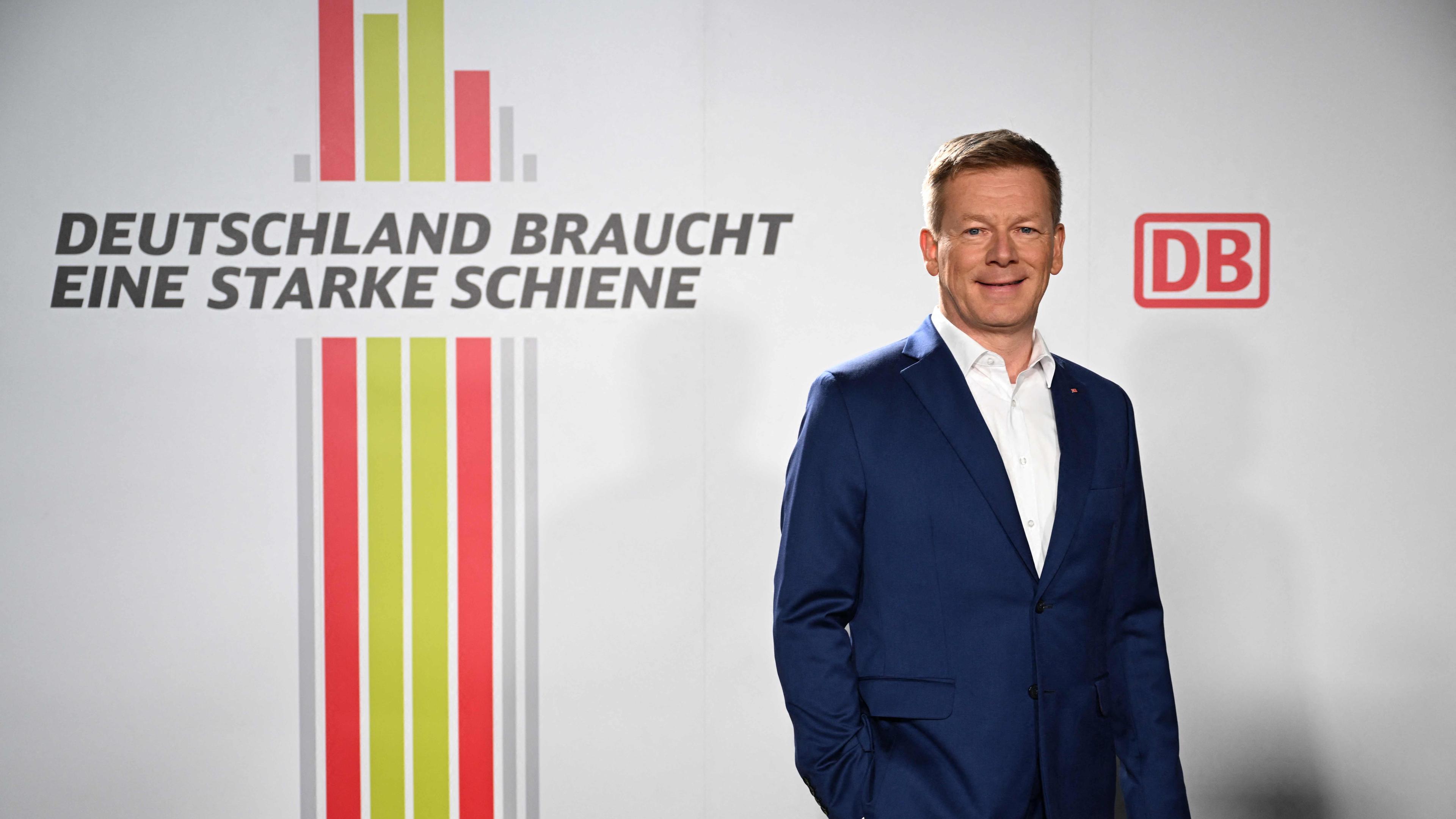 Zu sehen ist der CEO der Deutschen Bahn, Richard Lutz, vor dem DB-Logo und dem Slogan "Deutschland braucht eine starke Schiene".