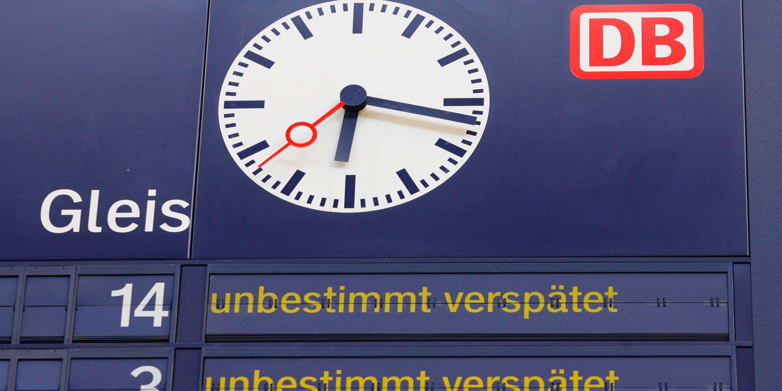 Dresden: Die Fahrplananzeige weist auf Verspätungen hin. Archivbild