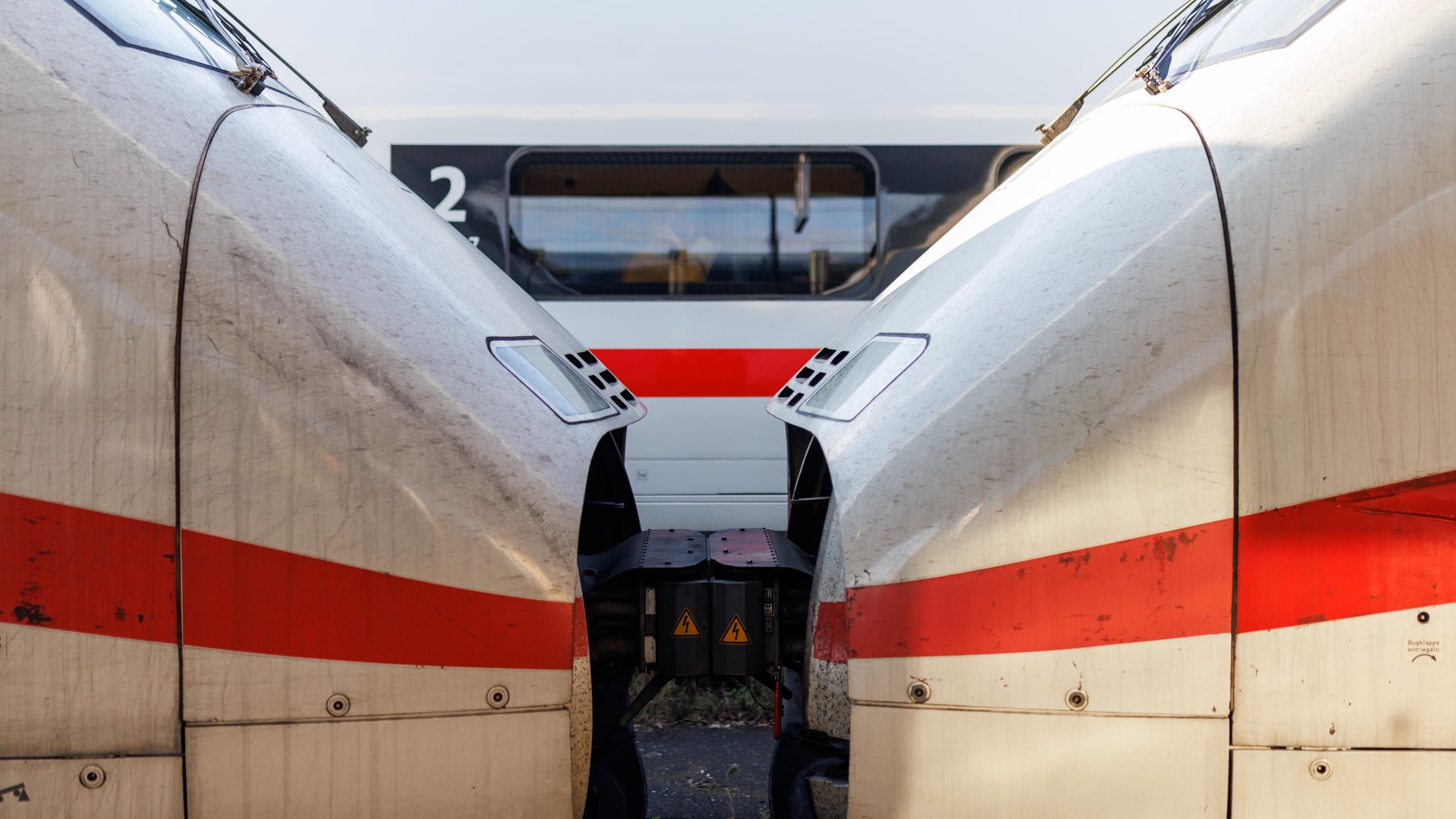 Zwei ICE-Wagen stehen gekoppelt am Nürnberger Hauptbahnhof am Gleis.