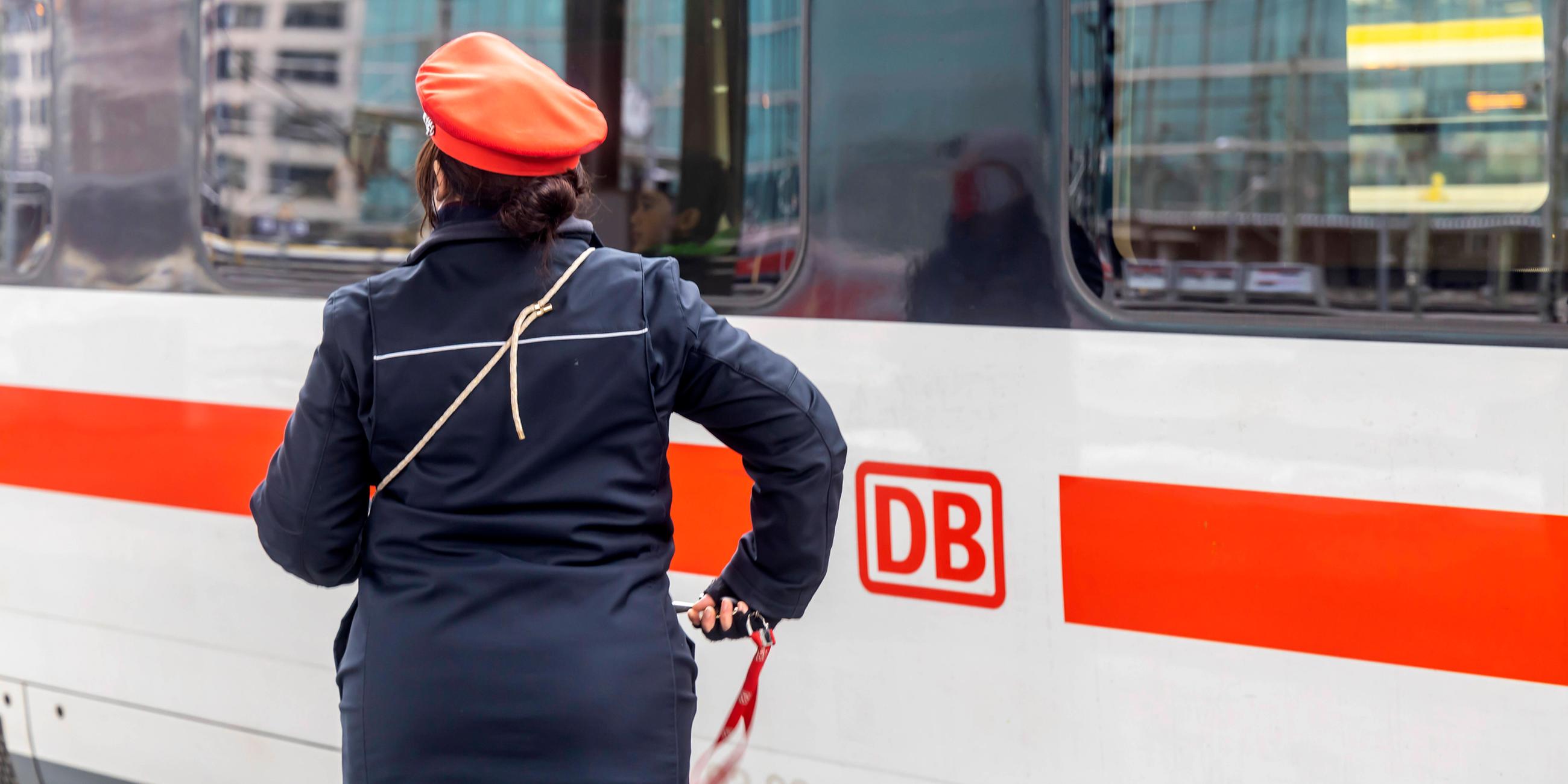 Zugbegleiterin der DB Deutschen Bahn am Hauptbahnhof Stuttgart