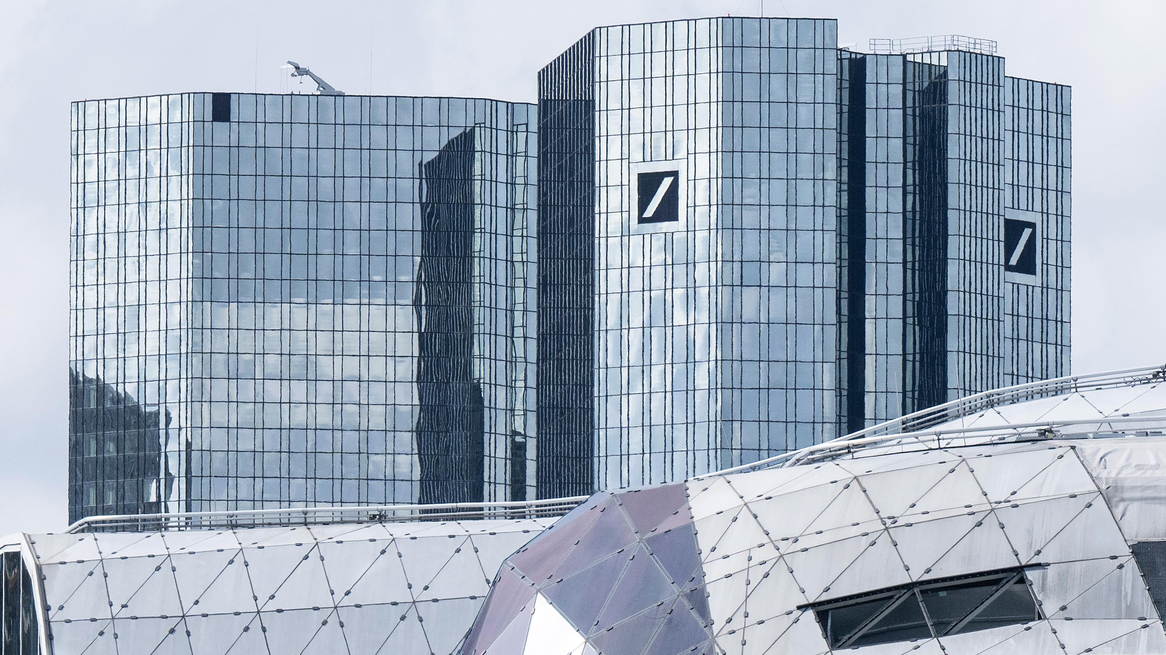 Die Deutsche Bank überragt die Häuser der Frankfurter Innenstadt, aufgenommen am 22.03.2023