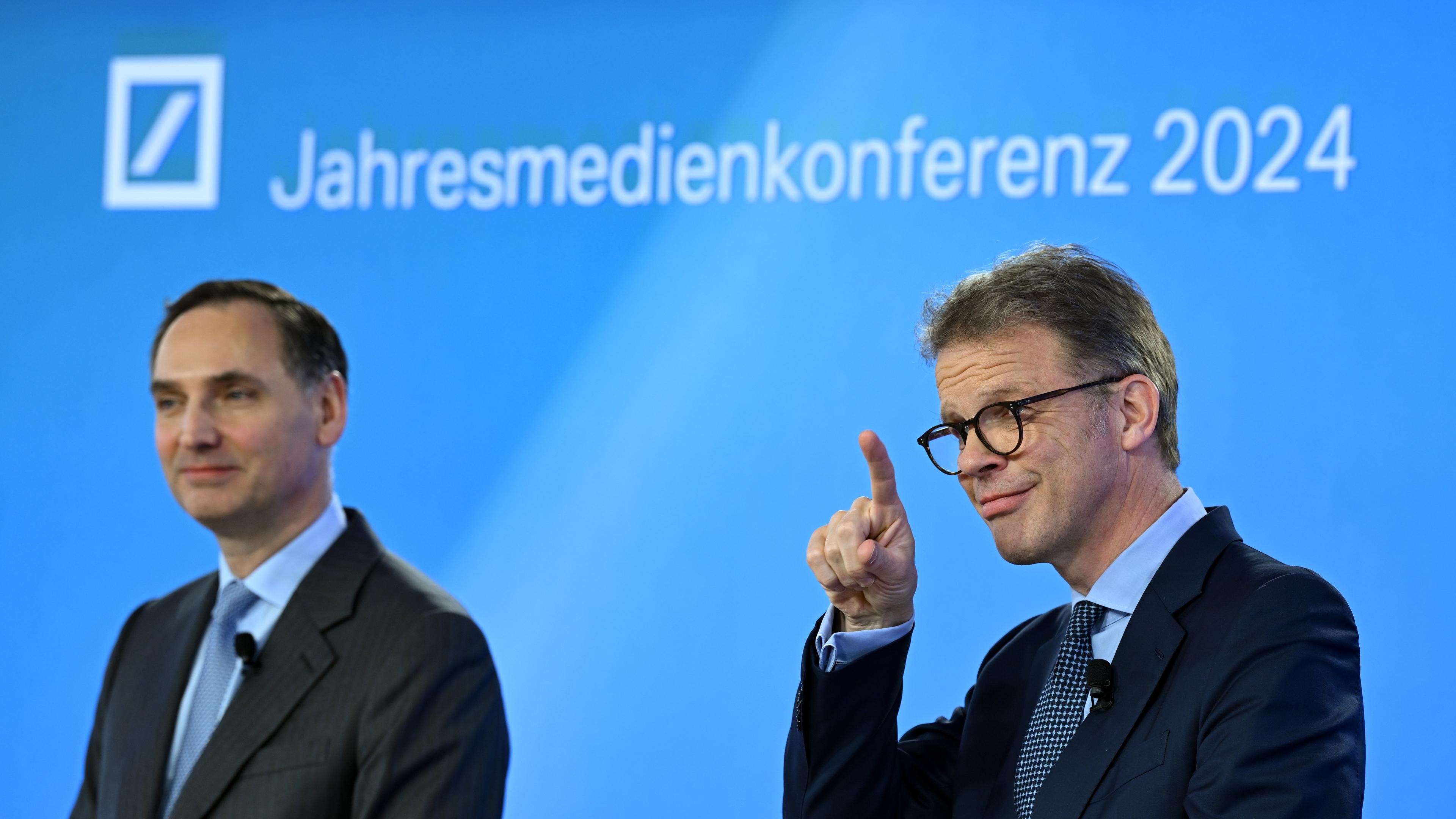Christian Sewing (r), Vorstandsvorsitzender der Deutschen Bank, und James von Moltke, Finanzvorstand, sprechen während der Bilanz-Pressekonferenz der Bank in der Unternehmenszentrale in Frankfurt am Main.