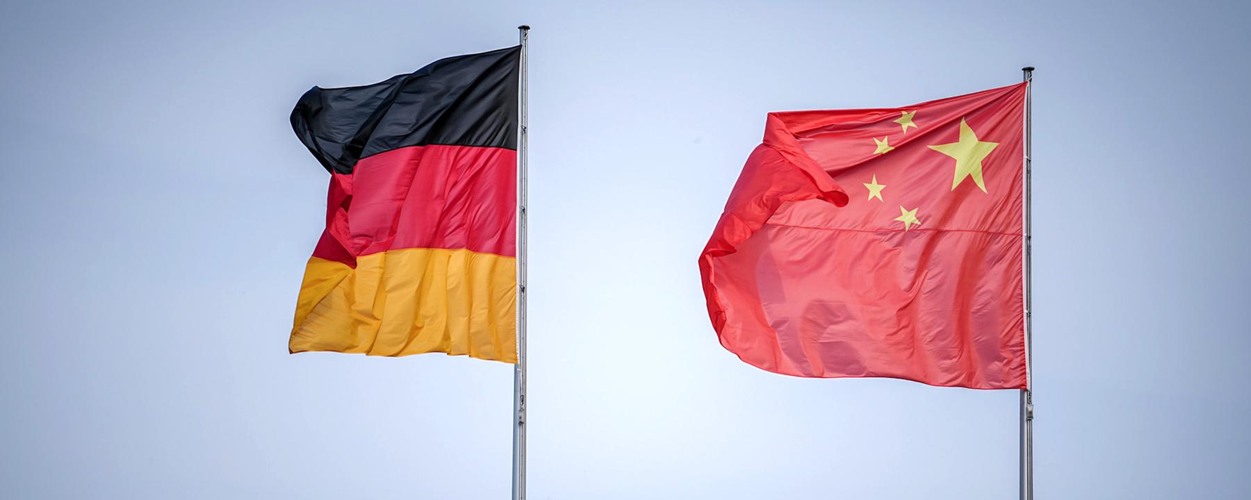 Berlin: Die Flaggen von Deutschland und China wehen im Wind