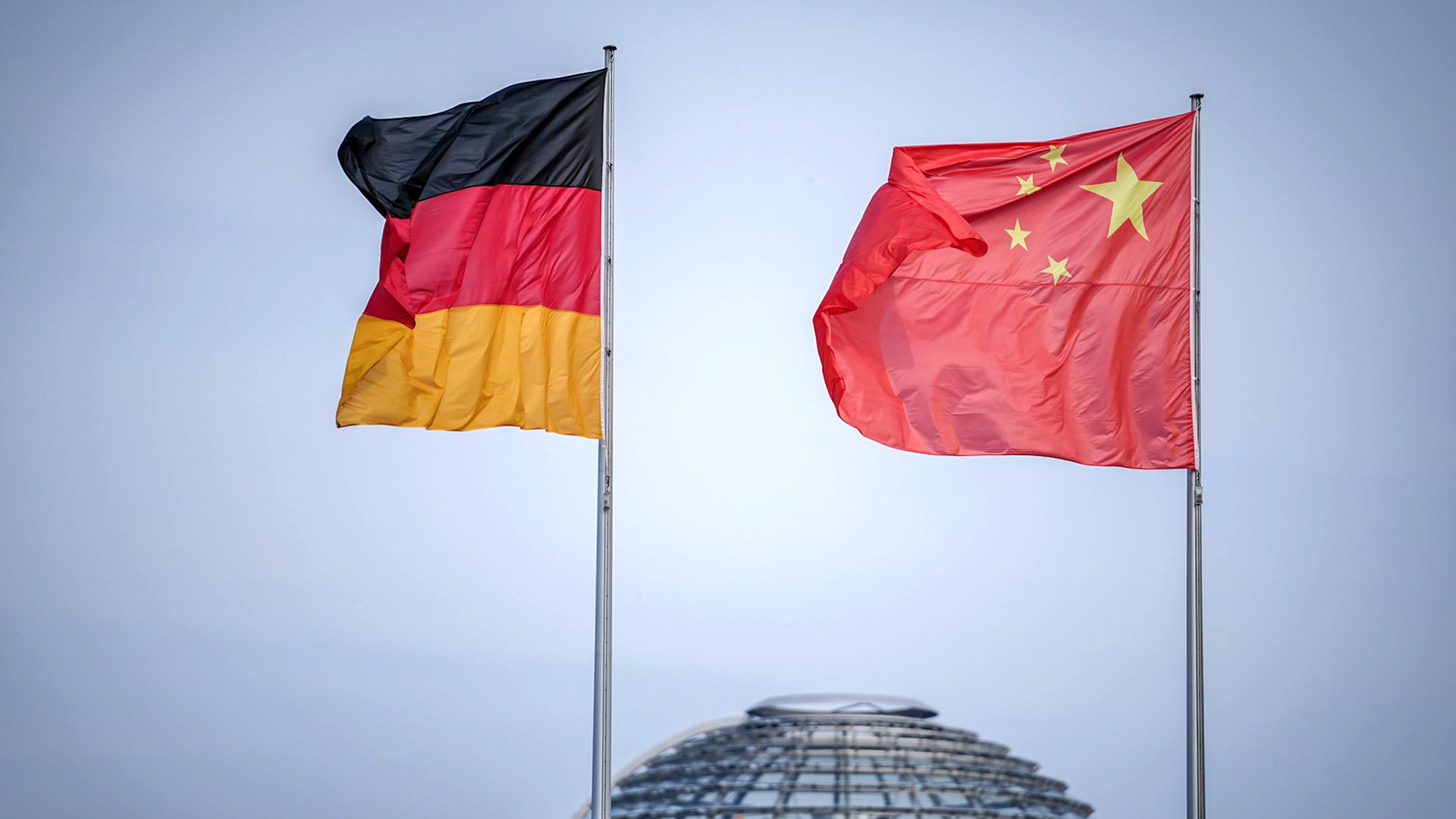 Berlin: Die Flaggen von Deutschland und China wehen im Wind