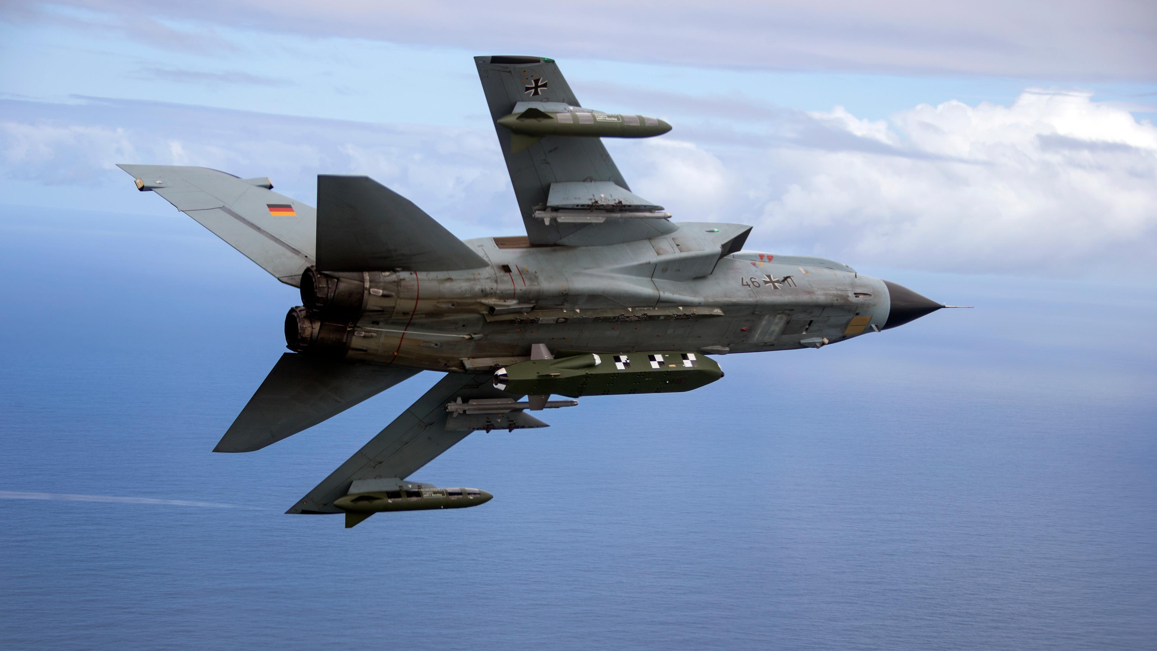Zu sehen ist ein mit dem Lenkflugkörper Taurus bestückter Tornado-Kampfjet während einer Übung.