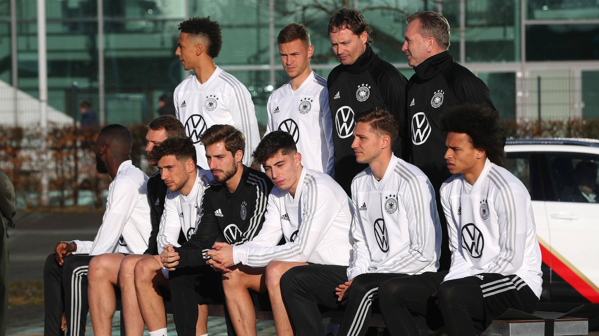 DFB-Team bei der Vorstellung des neuen Teambusses