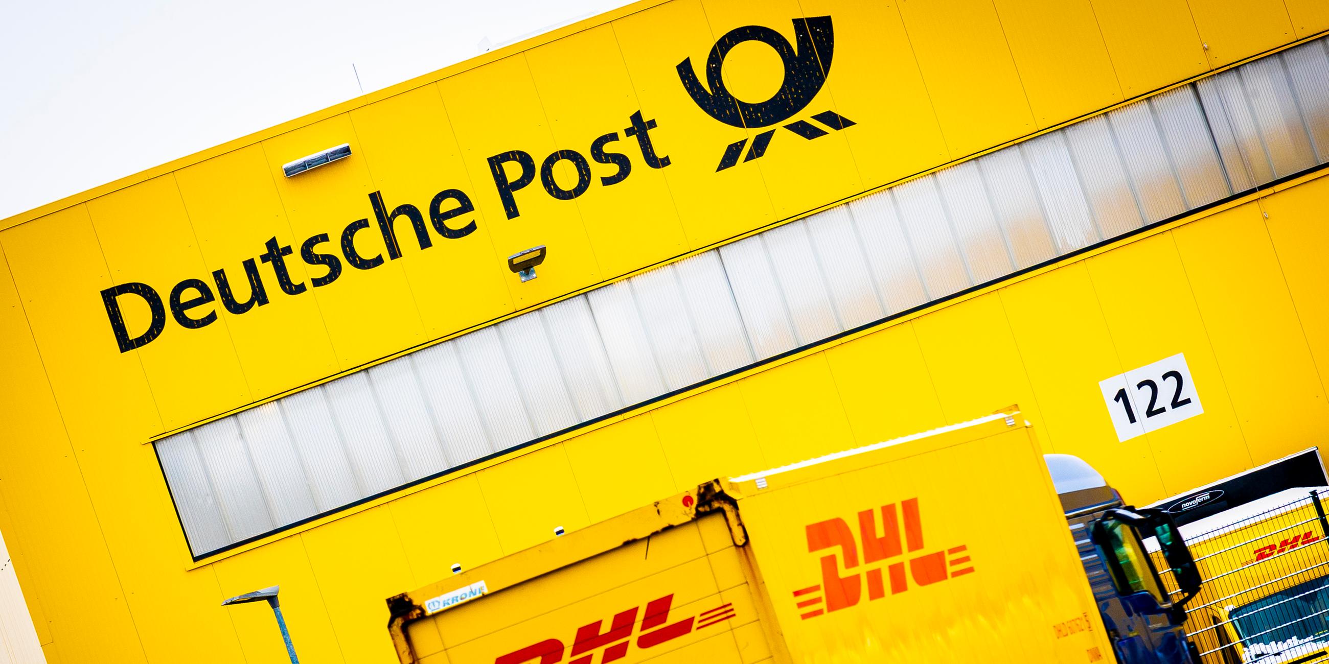 Niedersachsen, Hannover: Ein Lastwagen fährt auf das Gelände der Deutsche-Post-DHL-Niederlassung im Stadtteil Anderten.