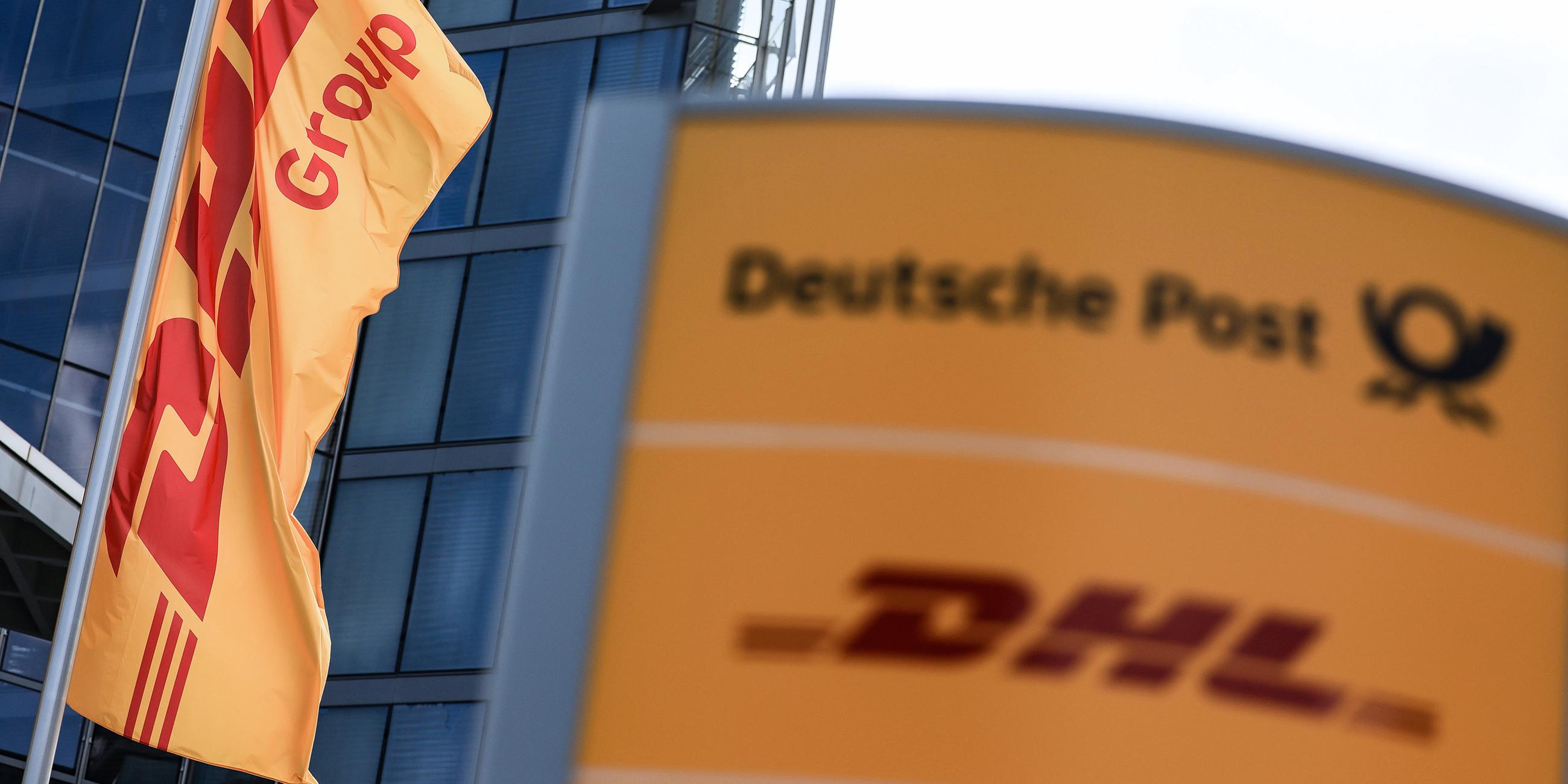 Fahnen wehen vor der Zentrale der DHL Group in Bonn
