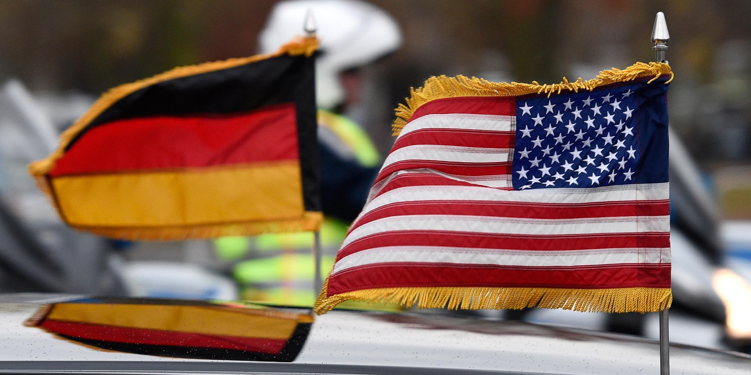 Deutsche und US-Flagge auf einem Auto
