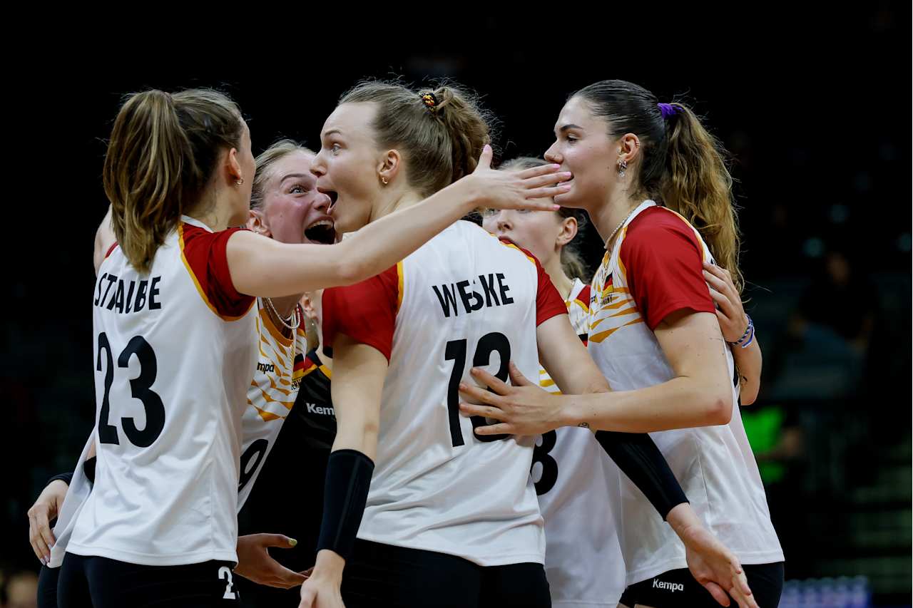 DVV-Frauen bejubeln ihren knappen Sieg gegen Frankreich